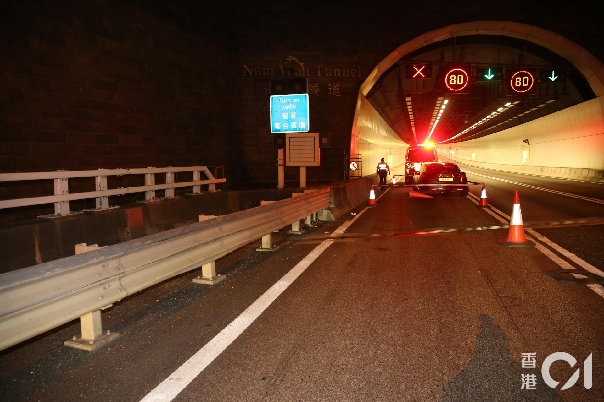 傷者被撞飛大約5米,跌到附近防撞欄內石壆位置。(李家傑攝)