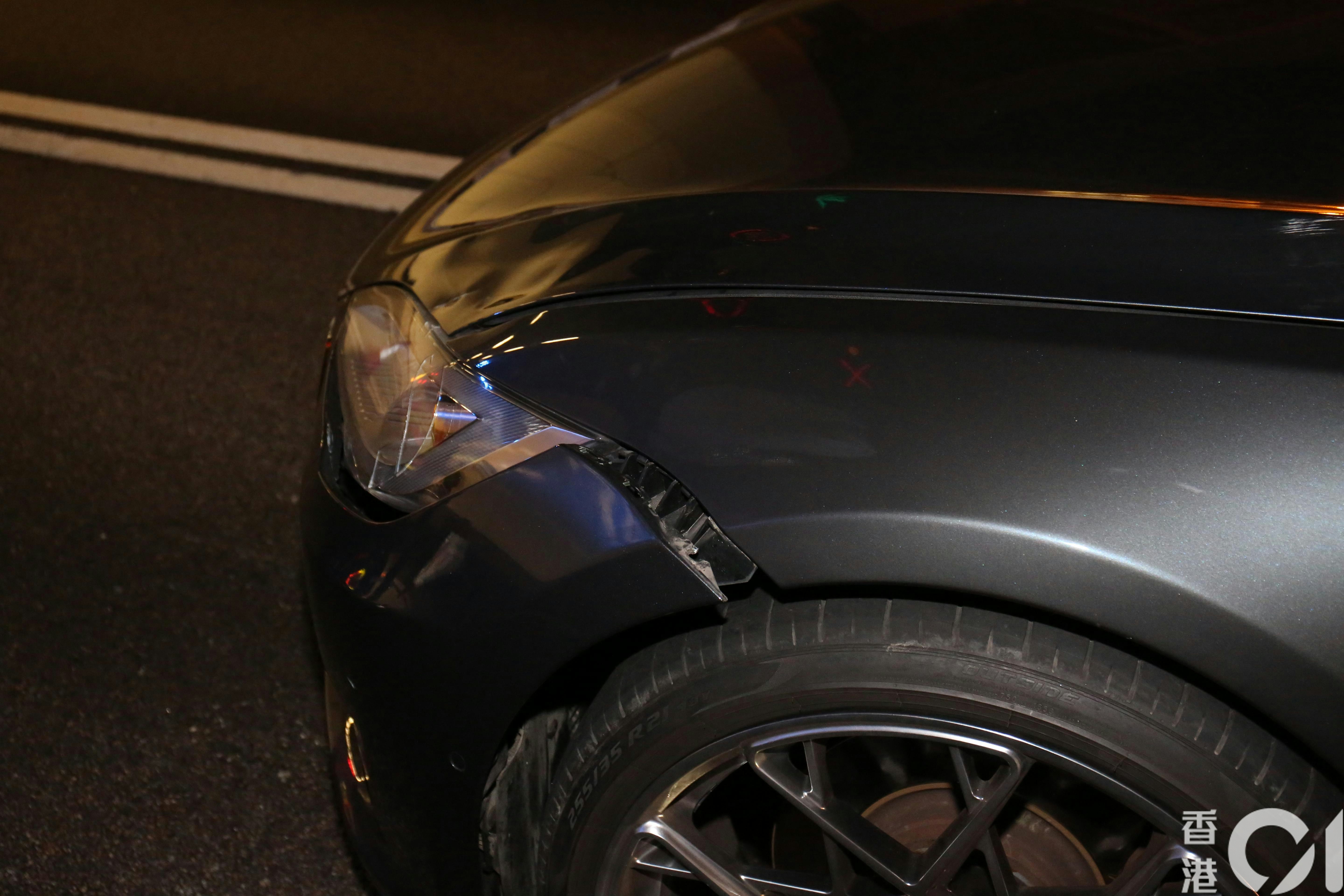 Tesla車頭輕微損毀。T（李家傑攝）