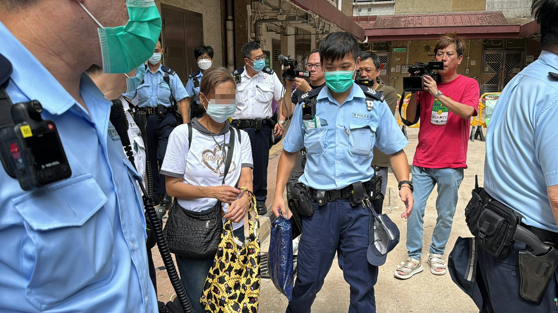 女死者的母親到現場了解情況後往警署提供資料。(翁鈺輝攝)