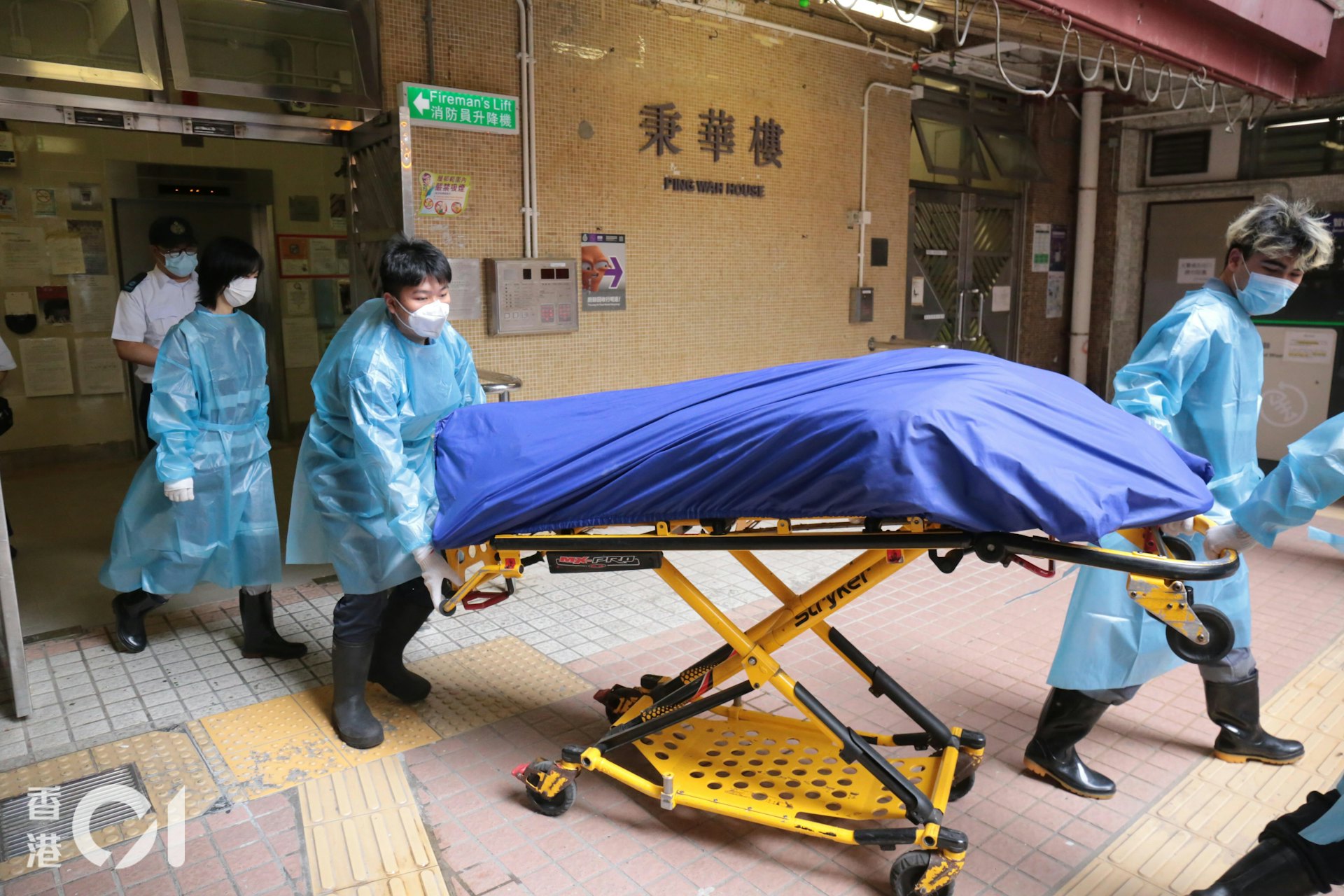 樂華(北)邨秉華樓一名女子倒斃屋內,遺體由仵工舁送殮房。(梁偉權攝)