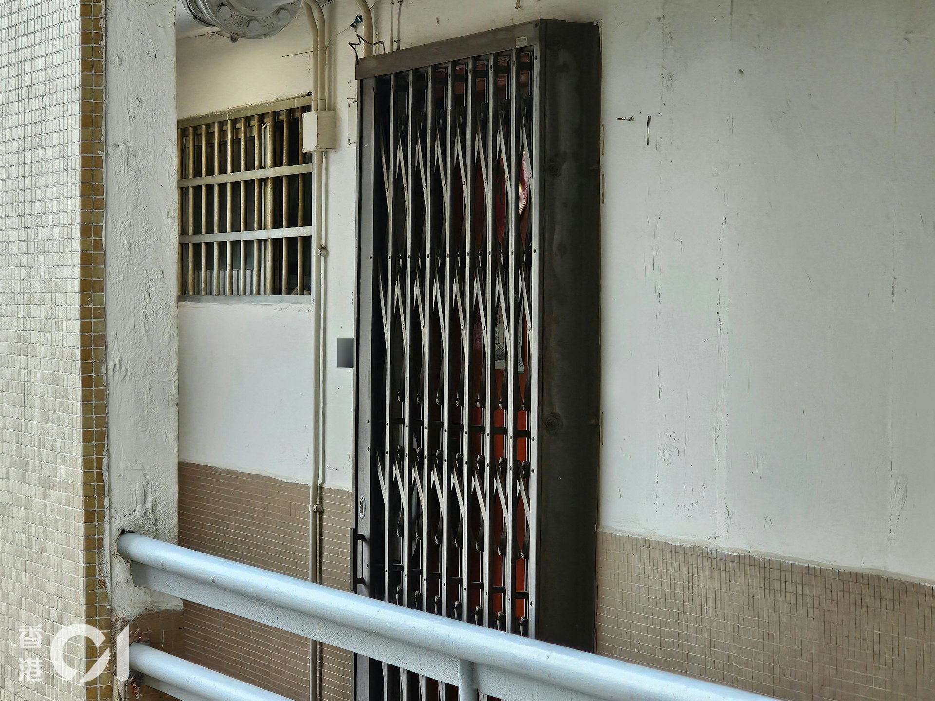 牛頭角樂華北邨秉華樓一名40歲女住戶倒斃屋內,共3歲女兒伴屍多日。涉事單位氣窗打開,有鄰居稱不太覺得有異味。(香港01記者攝)