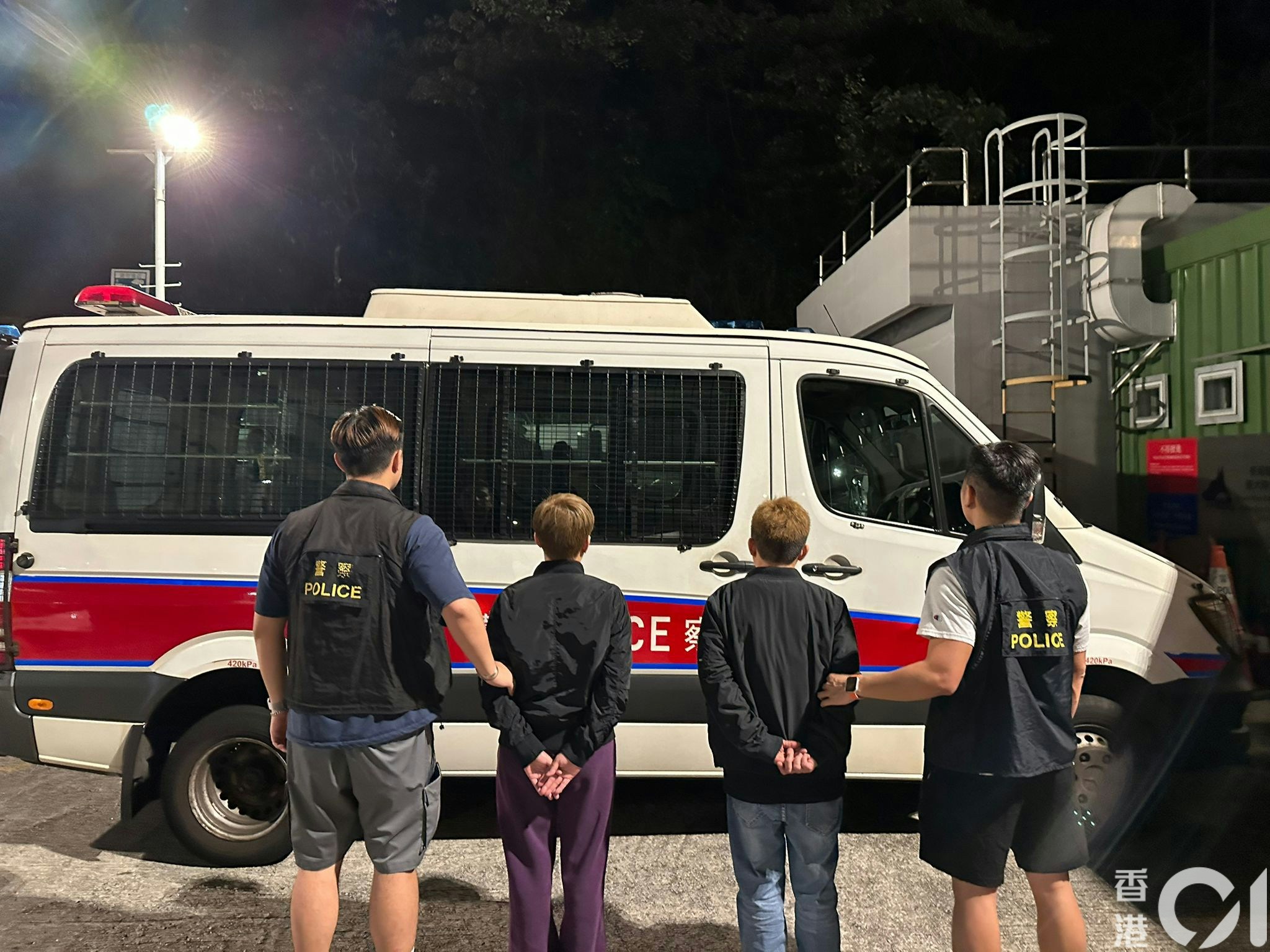 梨木樹邨單位變毒品倉 警拘兩金毛短髮女 檢$150萬太空油煙彈等