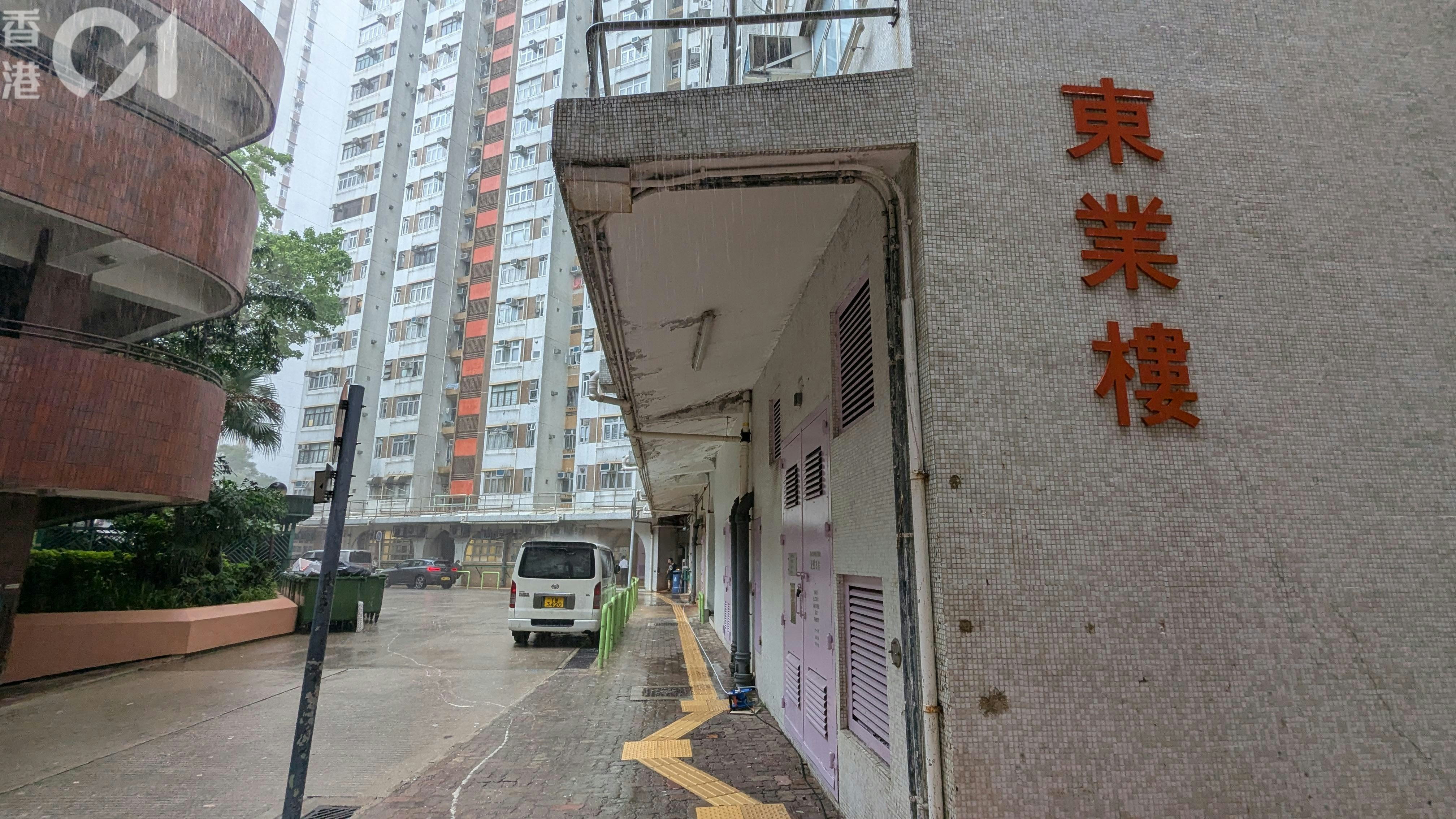 鴨脷洲利東邨單位傳異味　消防破門揭兩男倒斃