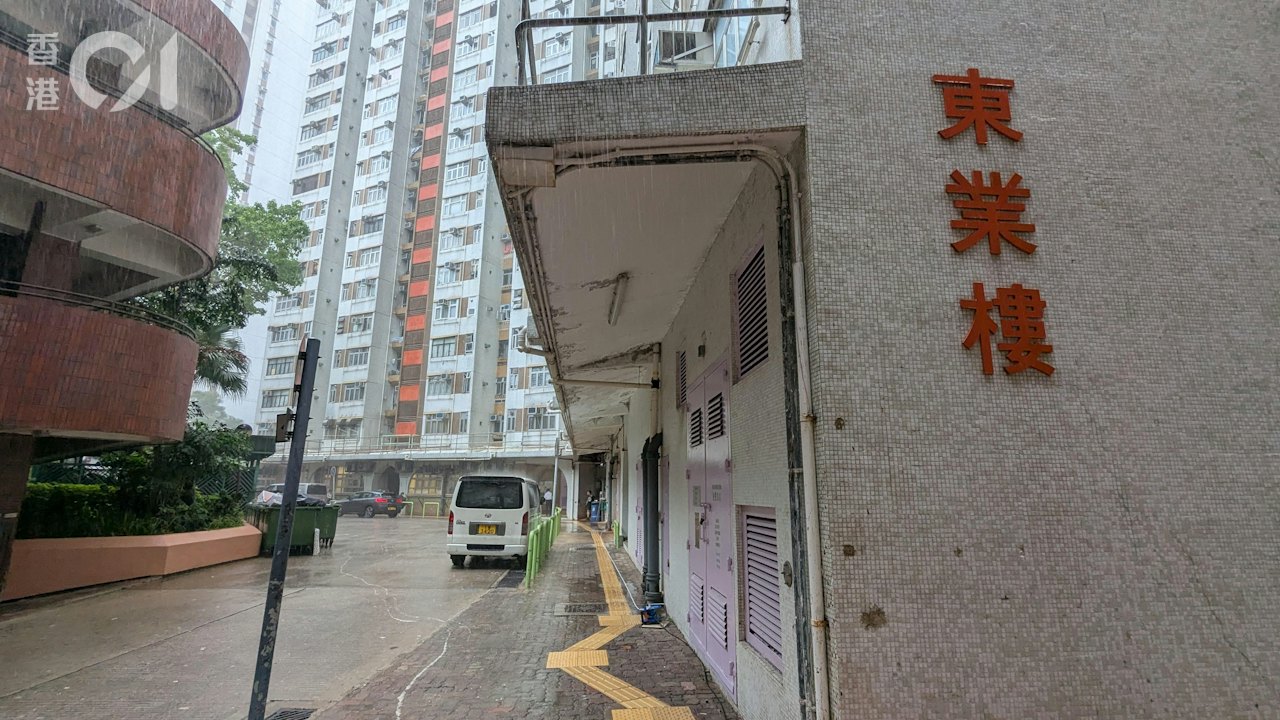 鴨脷洲利東邨單位傳異味 消防破門揭兩男倒斃
