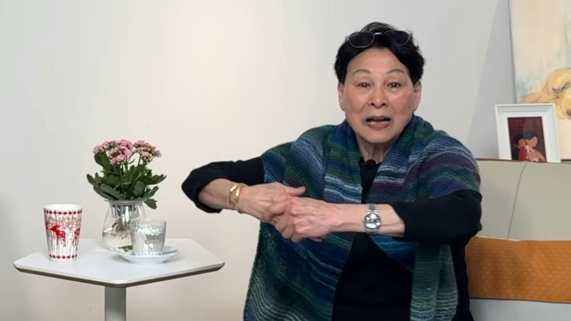 英姐指對方係「慣犯」,突然從後熊抱式攬過嚟。(YouTube@小鴻吹水站3)