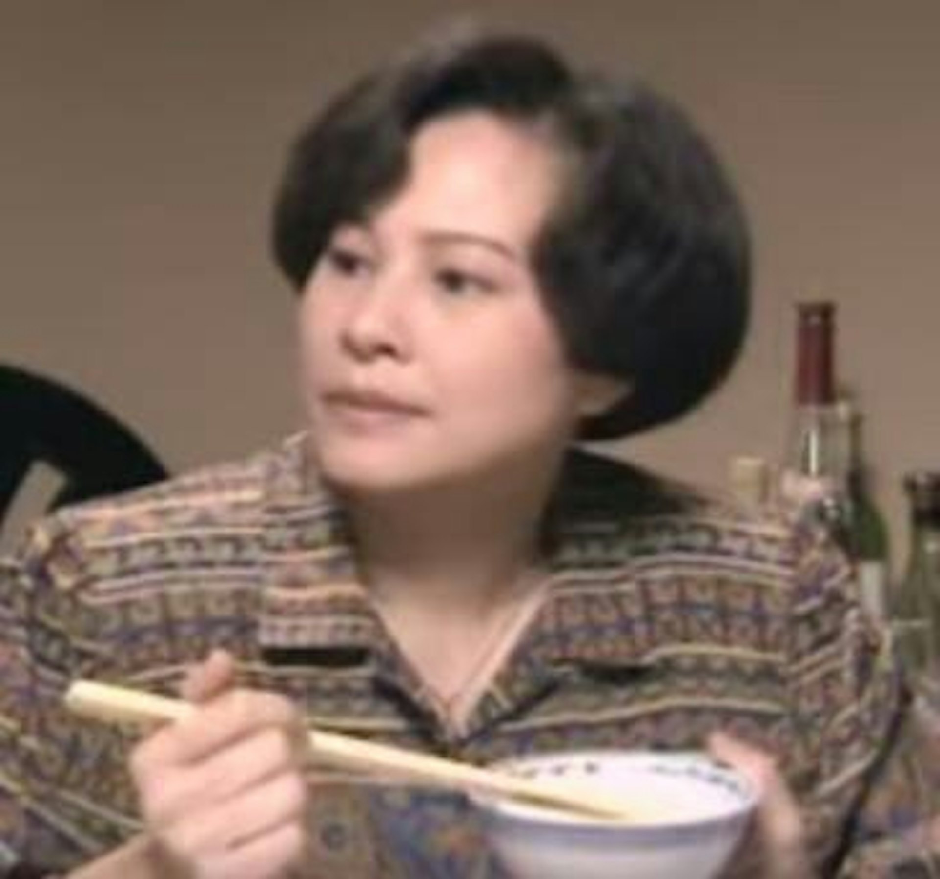 譚少英擅長扮演賢妻良母,在教育電視中主要扮演母親角色,因此被稱為「御用阿媽」。(網上圖片) 譚少英擅長扮演賢妻良母,在教育電視中主要扮演母親角色,因此被稱為「御用阿媽」。(網上圖片)