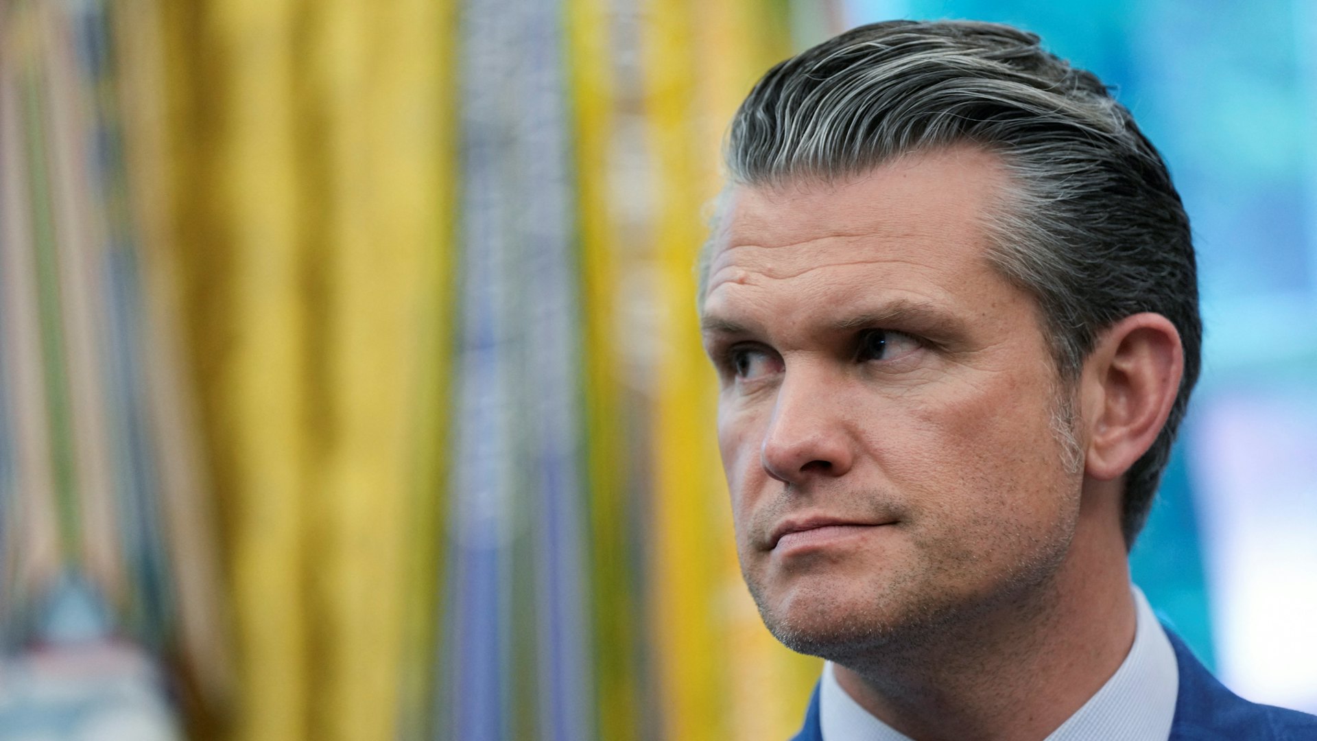 2025年5月23日,美国华盛顿白宫,国防部长赫格塞斯(Pete Hegseth)见证总统特朗普(Donald Trump,不在图中)签署行政命令。 (Reuters)