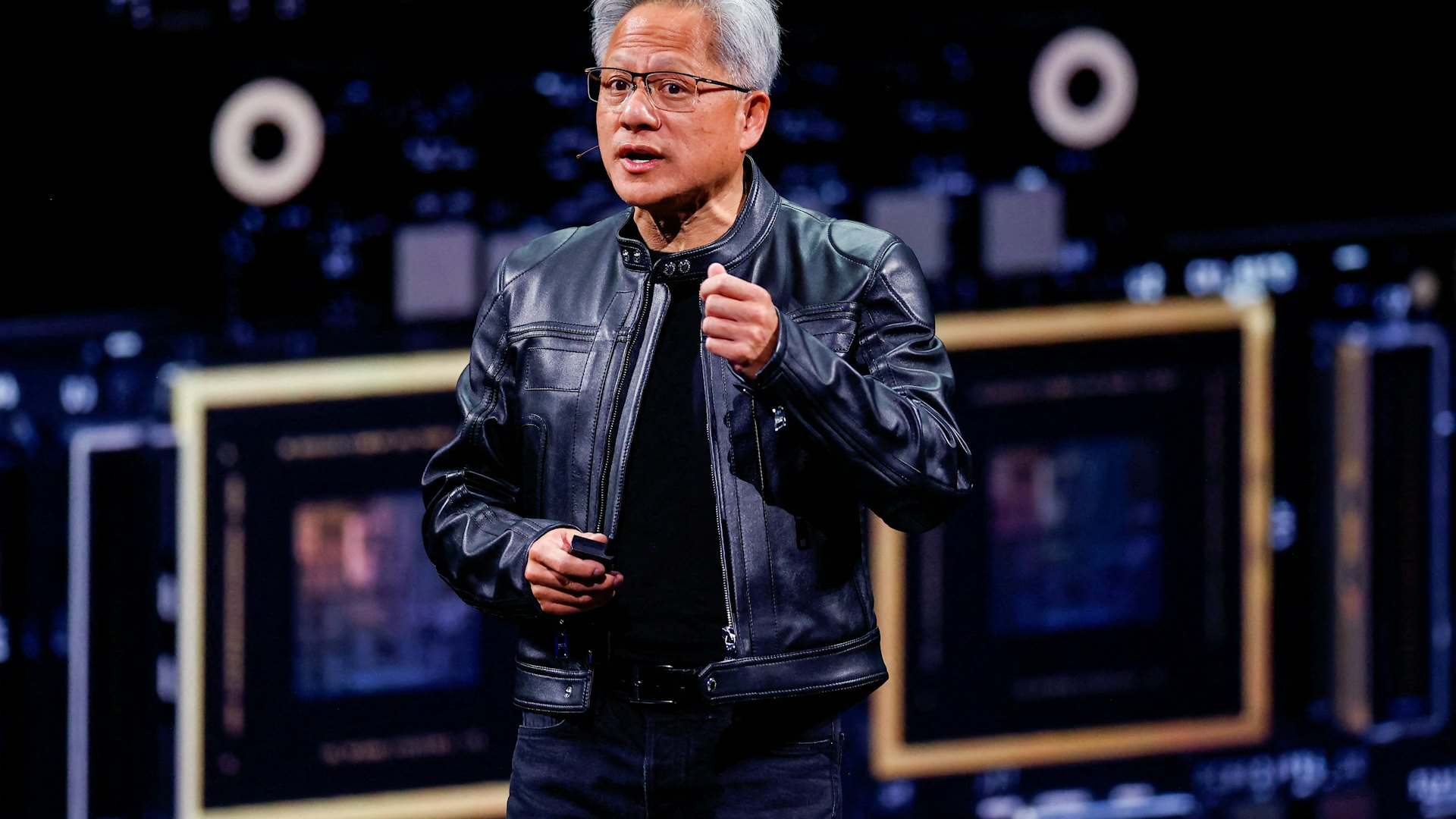 美媒:黄仁勋访华前将见特朗普