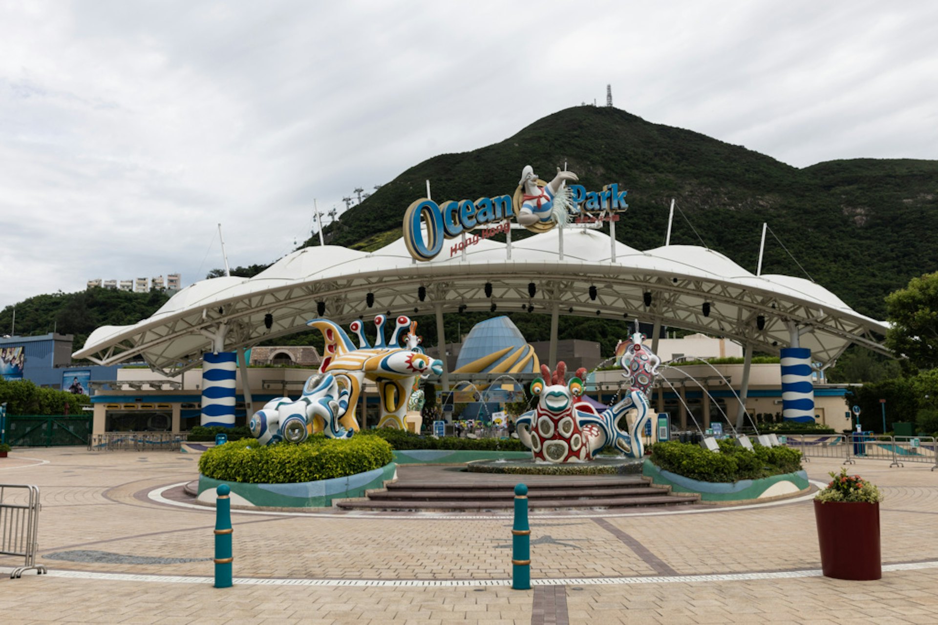 有港女於網上發文指出,在海洋公園遭內地遊客偷走雨傘。(資料圖片) 有港女於網上發文指出,在海洋公園遭內地遊客偷走雨傘。(資料圖片)