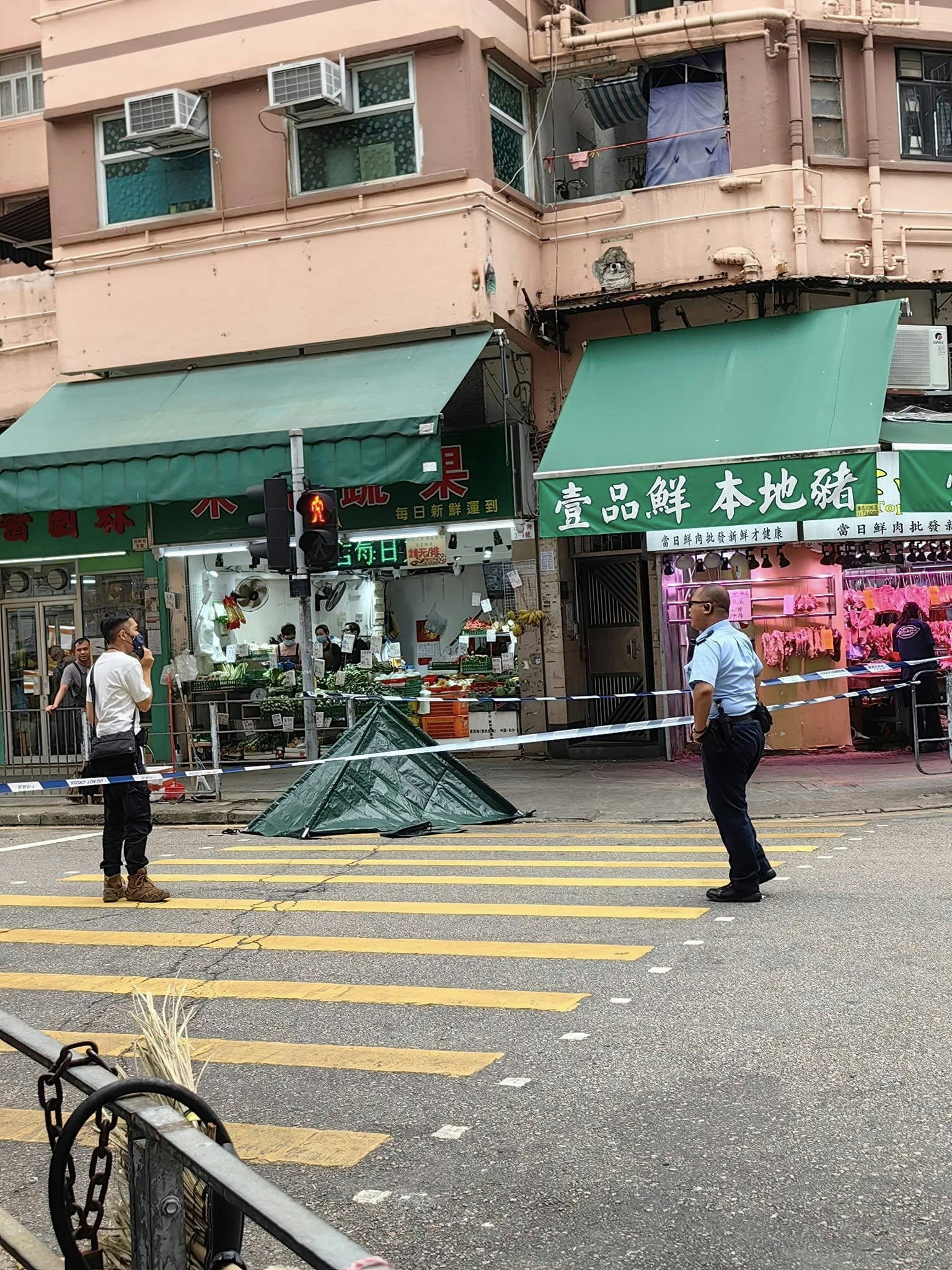 15歲少年於元朗合財街與阜財街交界一大廈墮樓，送院搶救後不治；人員用帳篷遮蓋其墮樓位置。（Facebook 元朗、天水圍、屯門友 / Doll Doll Chan）