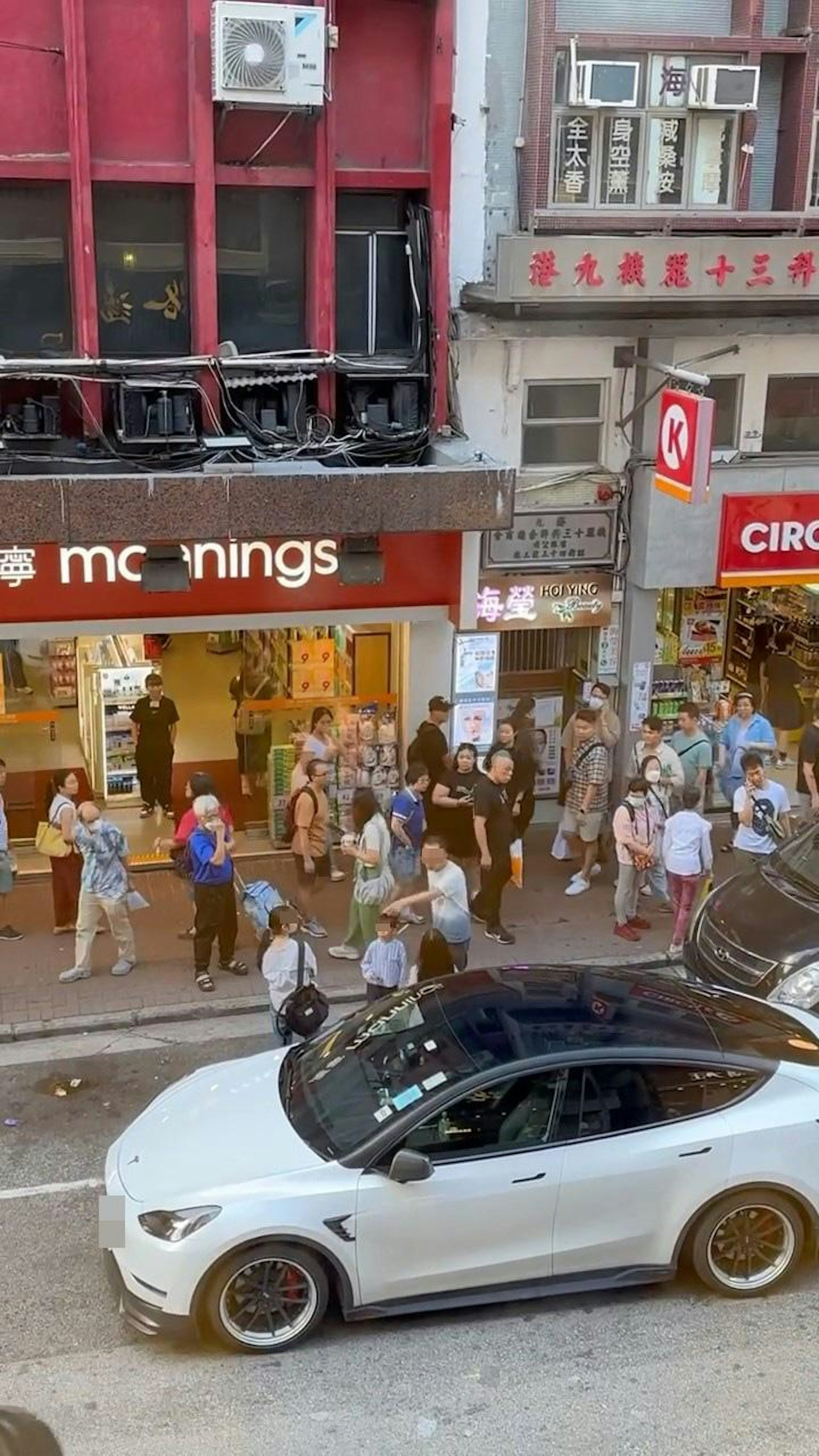 本港網絡瘋傳多段「全家人肉霸位」影片,指旺角弼街有一家四口出動妻子及子女「人肉霸位」。(Facebook群組「馬路的事討論區」)