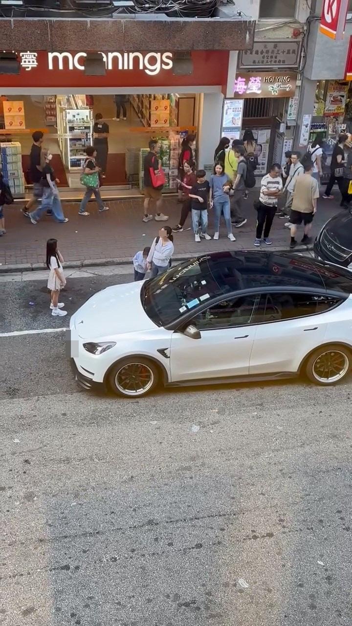 旺角弼街萬寧對出有1名女子帶着1名男童及1名女童站在停車格上，阻礙其他車輛駛入使用。(Facebook群組「馬路的事討論區」)
