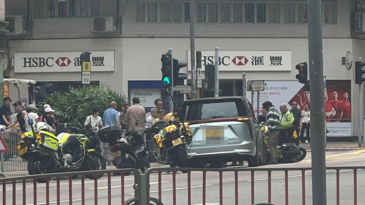 紅磡馬頭圍道電單車私家車相撞 鐵騎士受傷送院