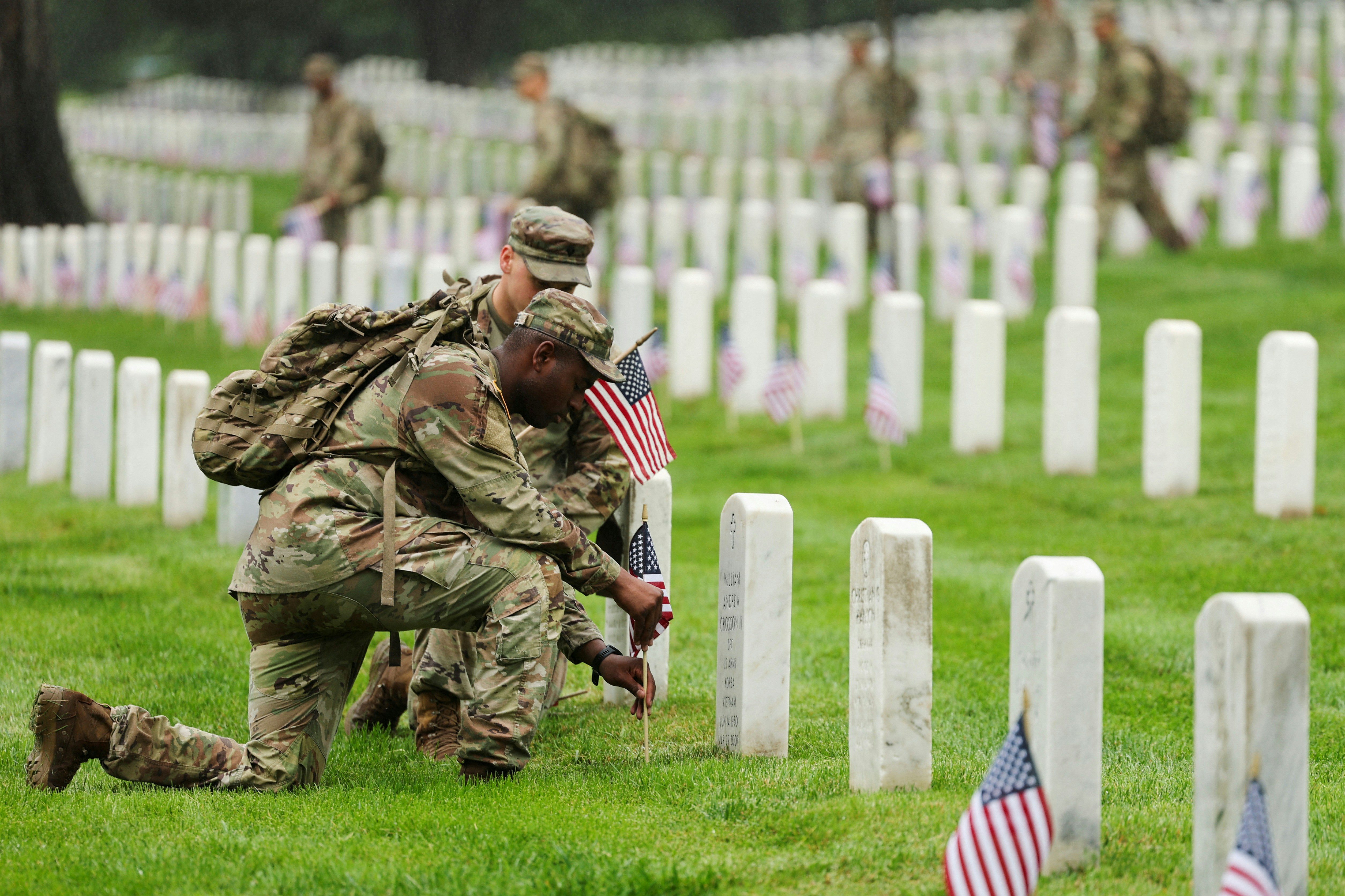 陣亡將士紀念日Memorial Day 美國股市郵局及大部份銀行商場閉門