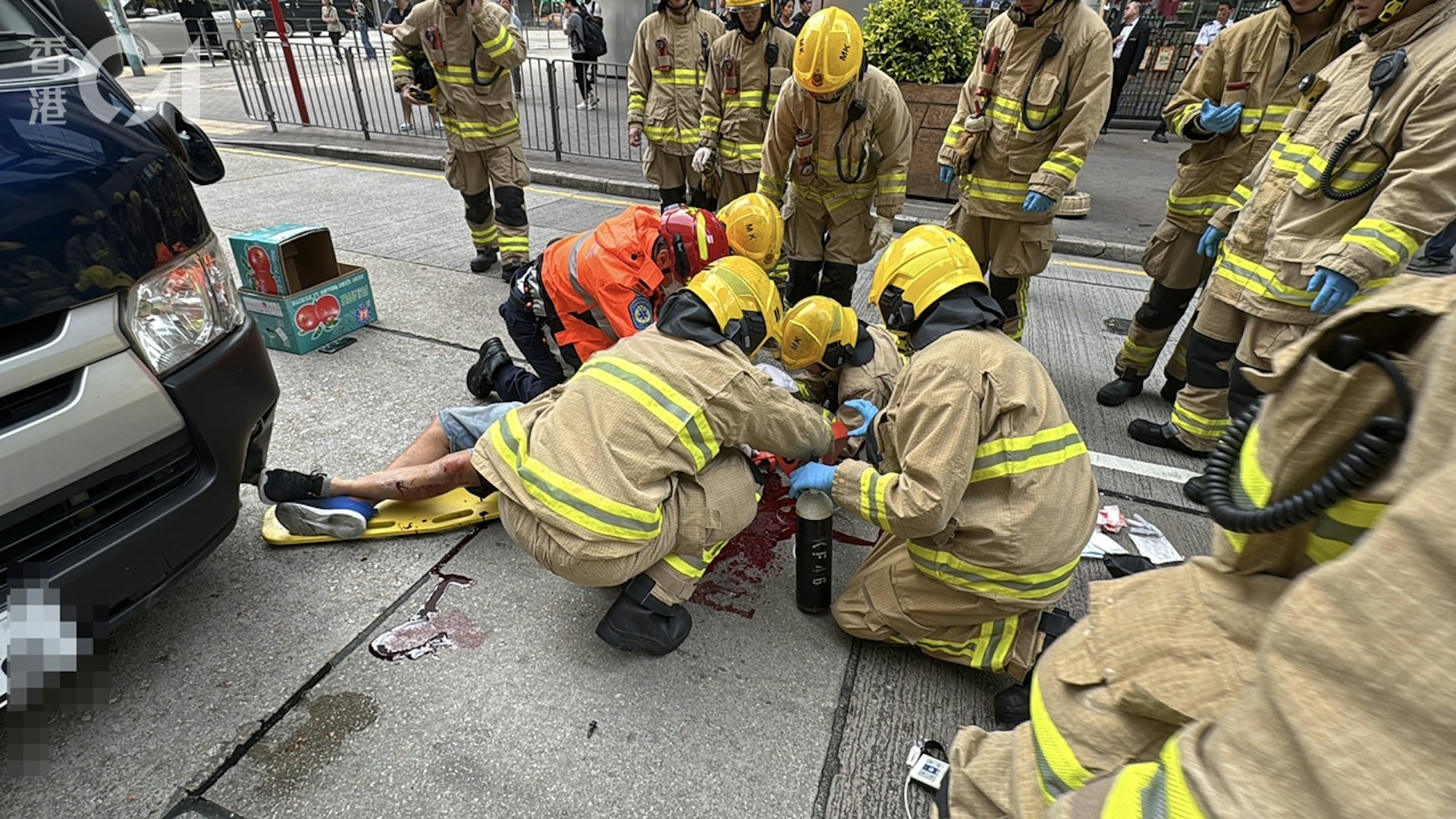 消防及救護員在場為傷者急救。(翁鈺輝攝) 消防及救護員在場為傷者急救。(翁鈺輝攝)