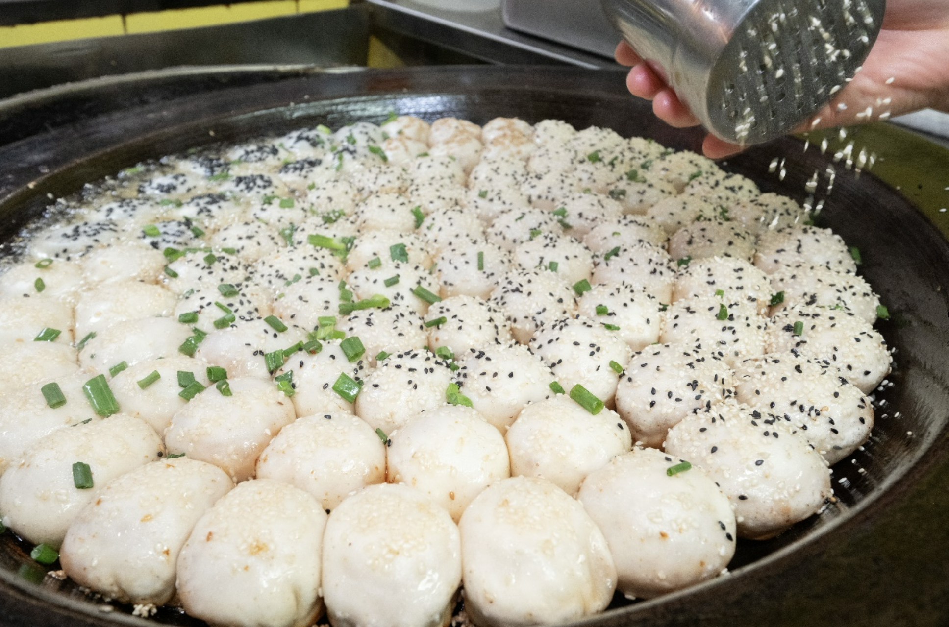 祥興記的生煎包有著嚴格的製作標準：麵皮18克，餡料35克，底部18摺，只為呈現「底脆、皮薄、多汁」的經典美味。