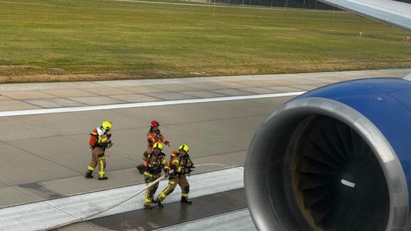 聯合航空客機北京起飛時疑發動機起火 乘客:機艙聞到焦味 聯合航空客機北京起飛時疑發動機起火 乘客:機艙聞到焦味
