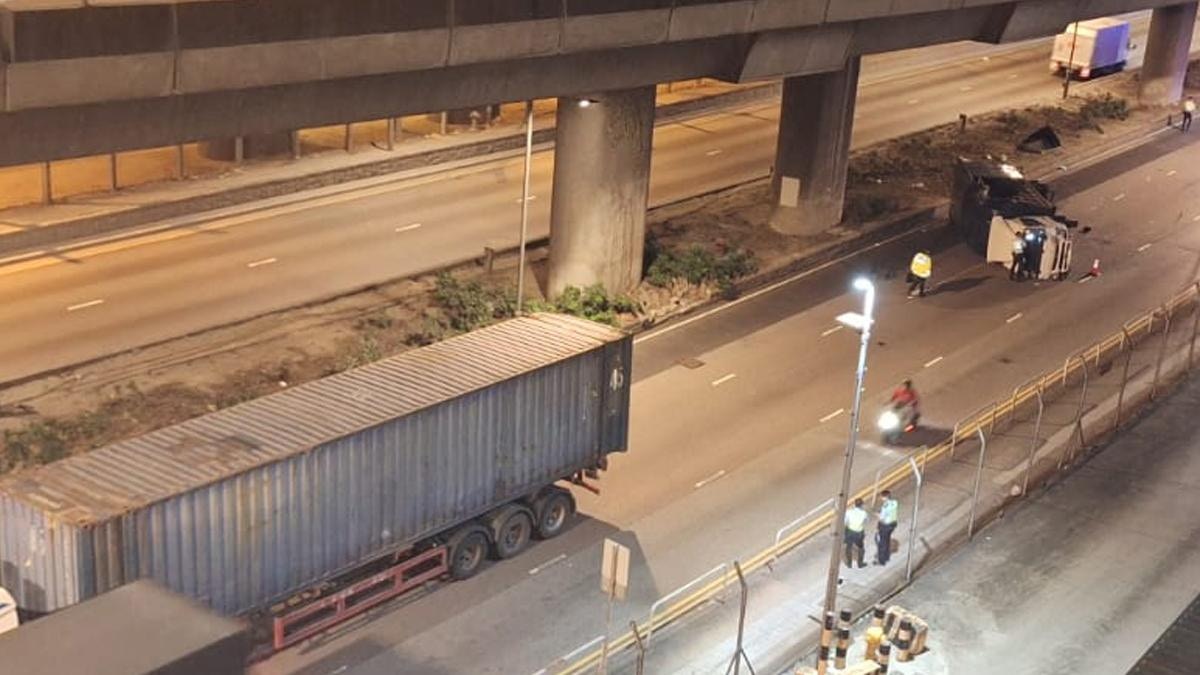 葵涌貨櫃碼頭南路兩貨櫃車相撞 其中一車翻側 司機受傷一度被困
