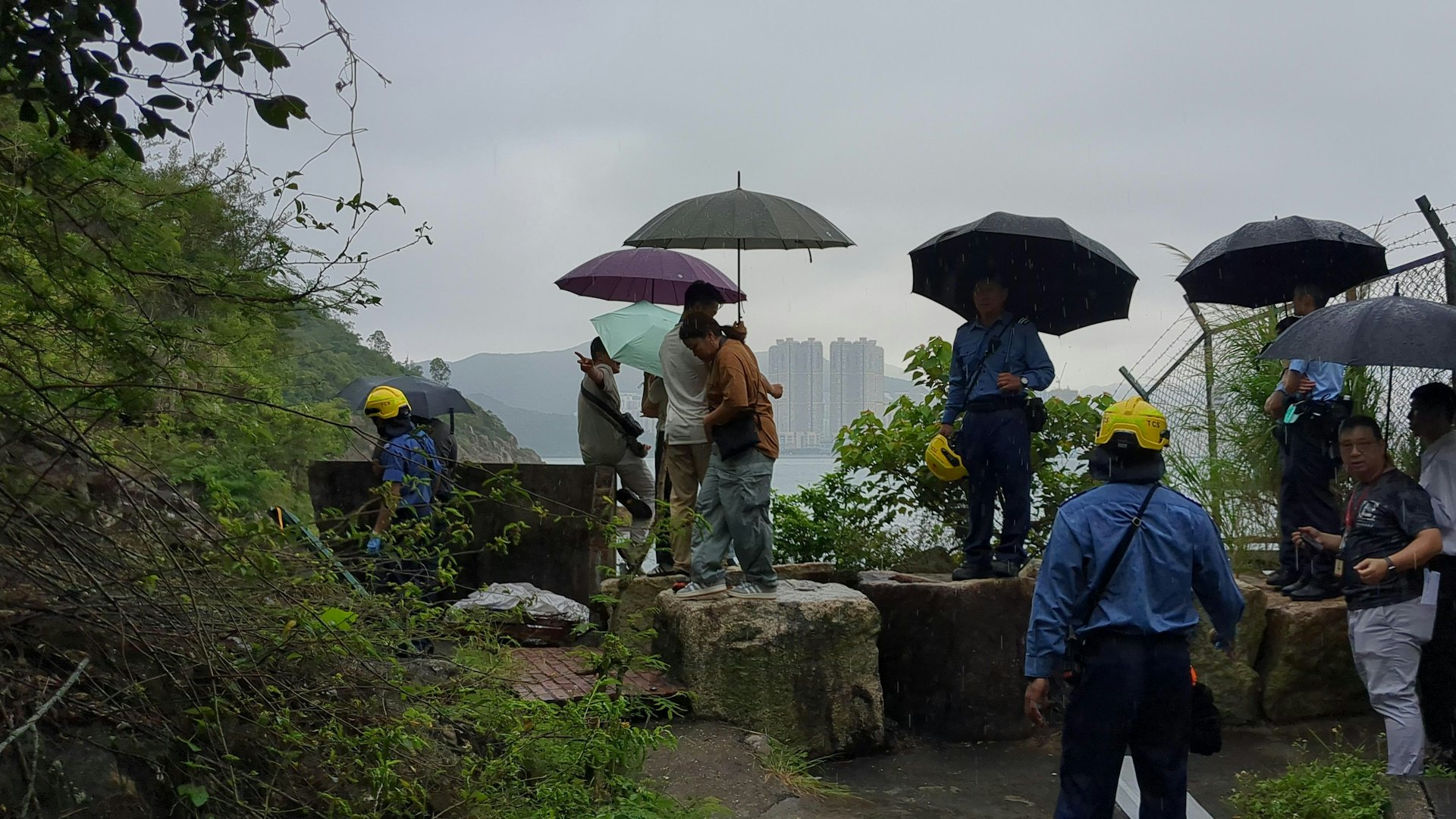 救援人員設法移送遺體。(黃偉民攝) 救援人員設法移送遺體。(黃偉民攝)