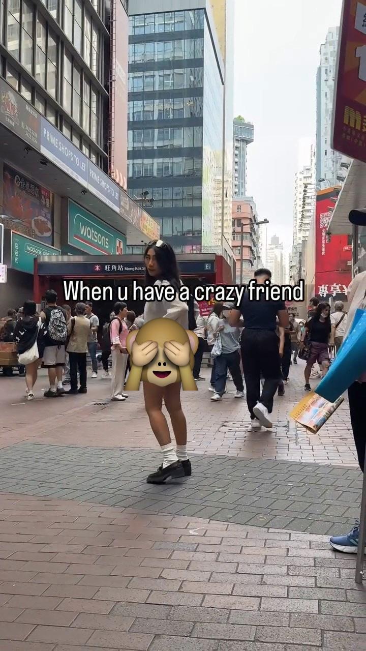 本港網絡瘋傳1段女生「大庭廣眾旺角地鐵站揭起條裙」影片。（影片截圖）