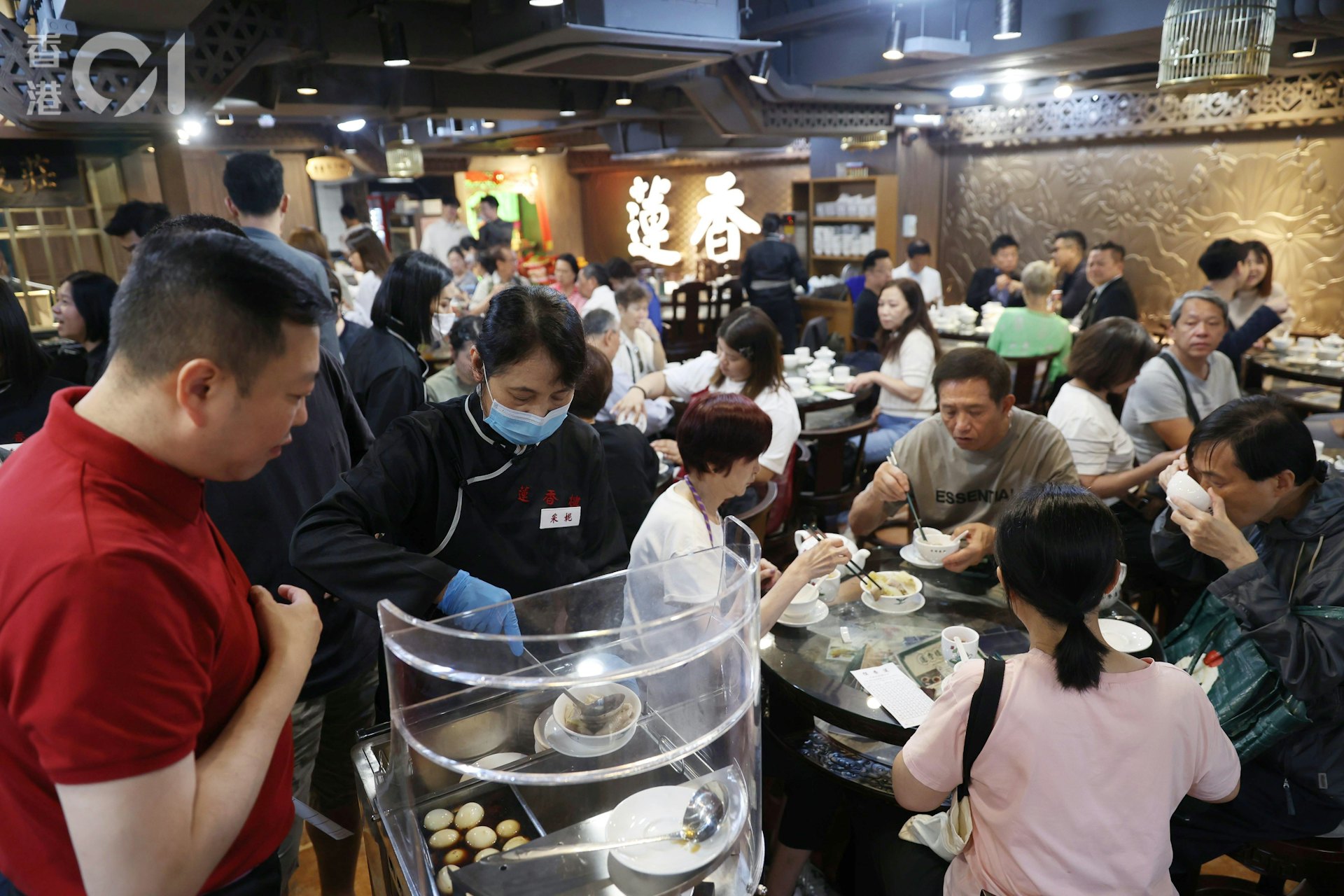食肆牌照新增國安條件,規定持牌人及「關連人士」,包括僱員、代理、承辦商等,不可作出或牽涉危害國安,或不利於國安、香港公眾利益的「冒犯行為」,否則可被釘牌。(鄭子峰攝) 食肆牌照新增國安條件,規定持牌人及「關連人士」,包括僱員、代理、承辦商等,不可作出或牽涉危害國安,或不利於國安、香港公眾利益的「冒犯行為」,否則可被釘牌。(鄭子峰攝)