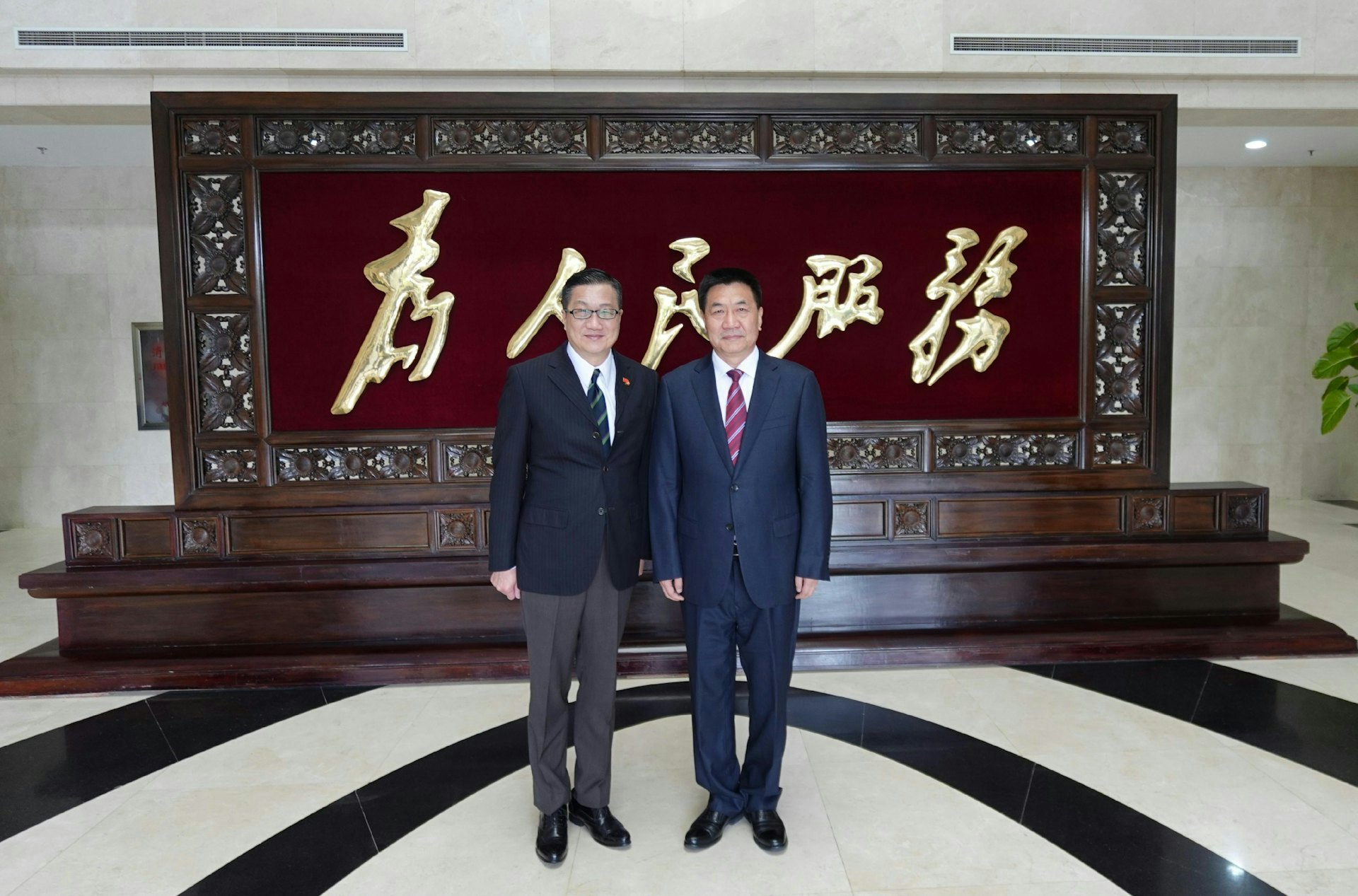 申訴專員陳積志(左)去年率領公署上京拜訪國家監察委員會,並與中共中央紀委副書記、國家監委副主任傅奎(右)會面,獲對方肯定工作及使命。(申訴專員公署網站) 申訴專員陳積志(左)去年率領公署上京拜訪國家監察委員會,並與中共中央紀委副書記、國家監委副主任傅奎(右)會面,獲對方肯定工作及使命。(申訴專員公署網站)