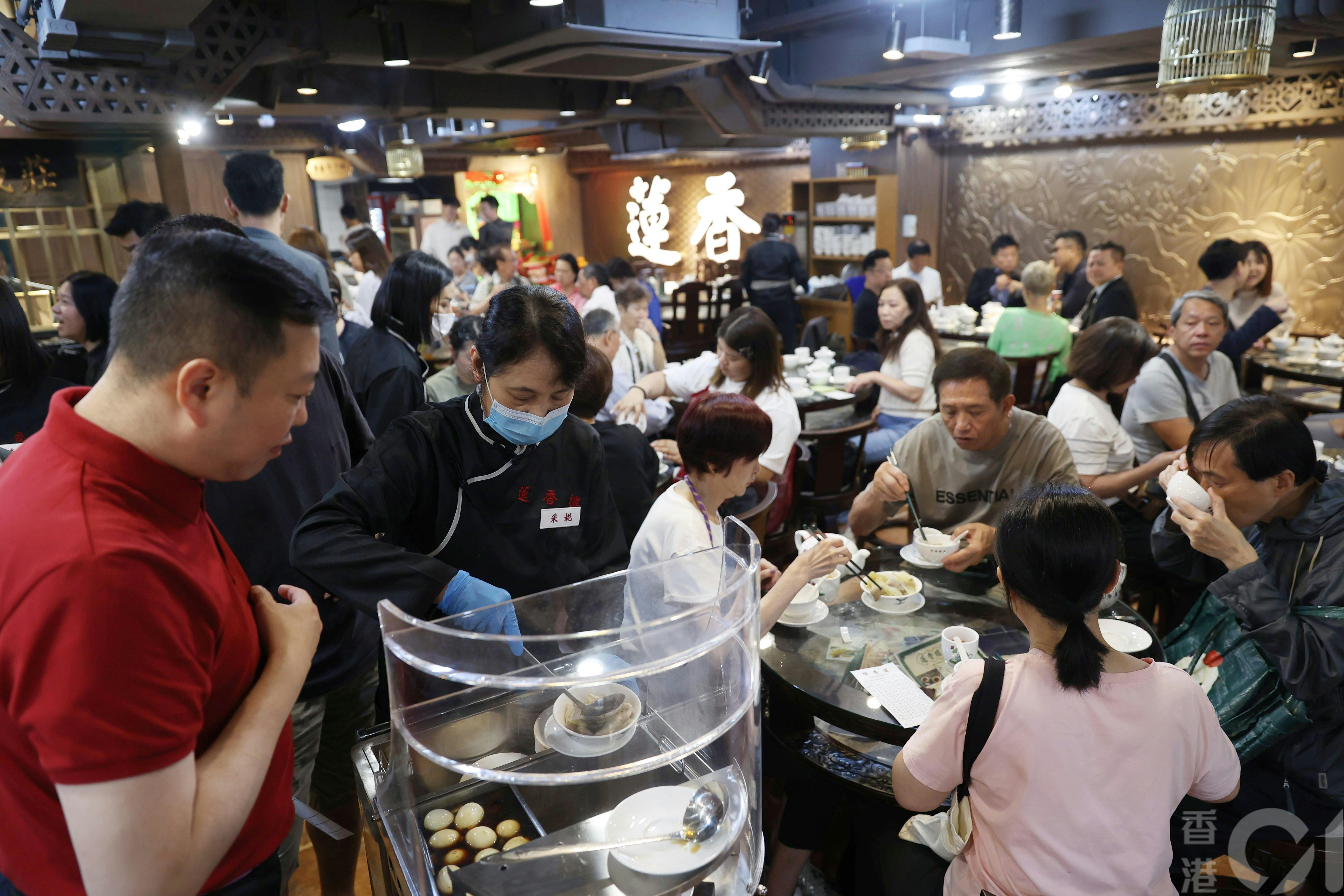 蓮香樓尖沙咀分店5月28日開張。酒樓罕有設點心車及推點心姐姐，吸引食客點點心及拍攝。（鄭子峰攝）