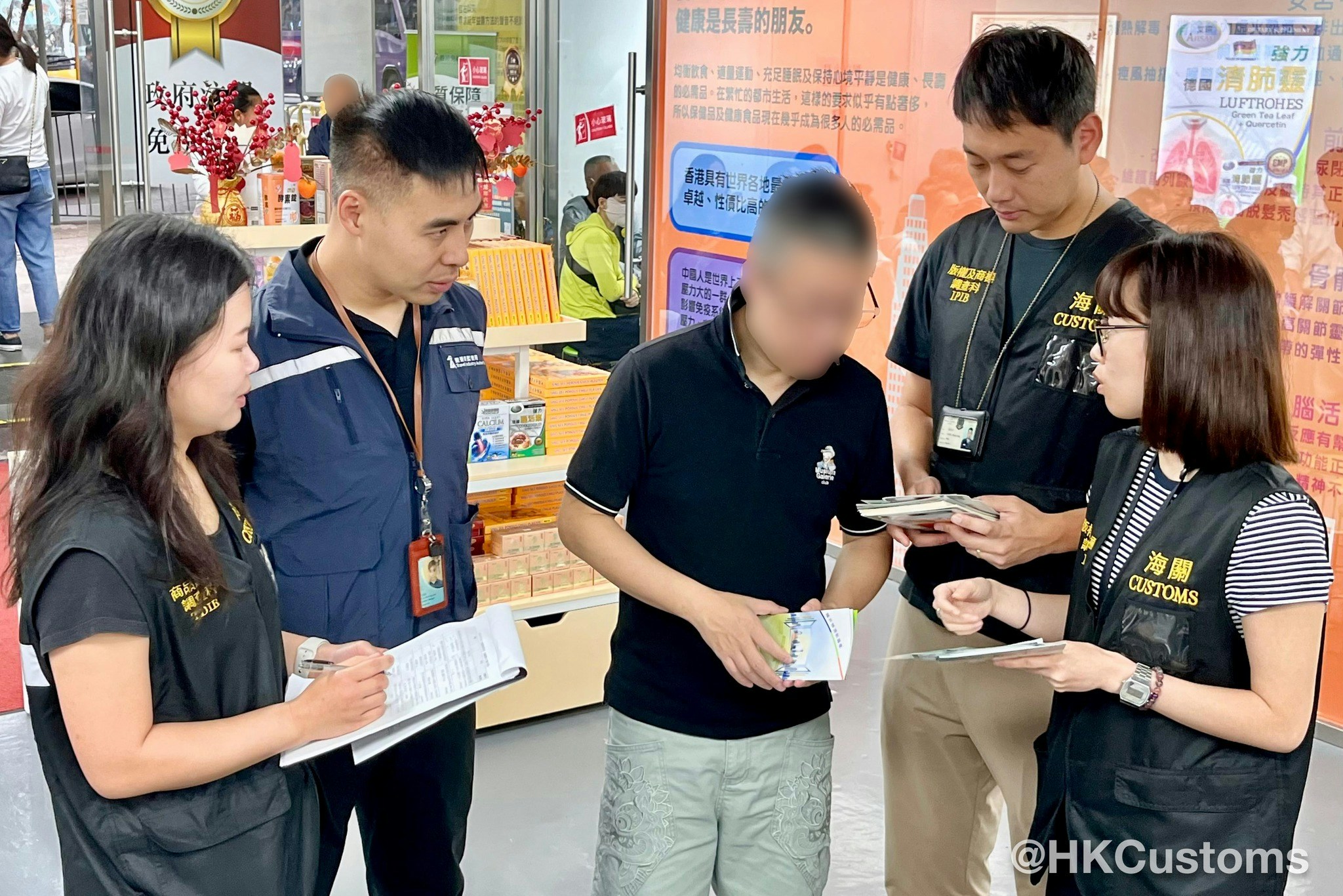 端午節|海關與旅監局巡查旅客購物熱點 籲商戶遵守商品例