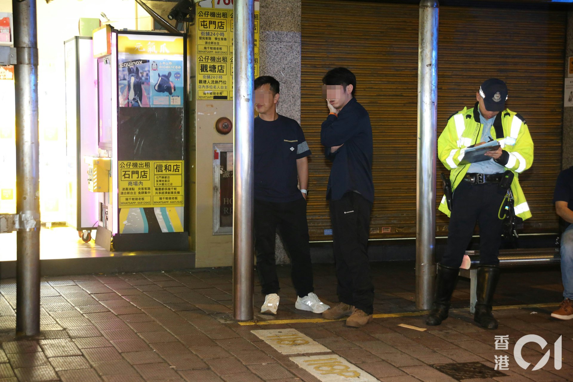 涉事司機(白鞋)在場協助調查。(陳永武攝)
