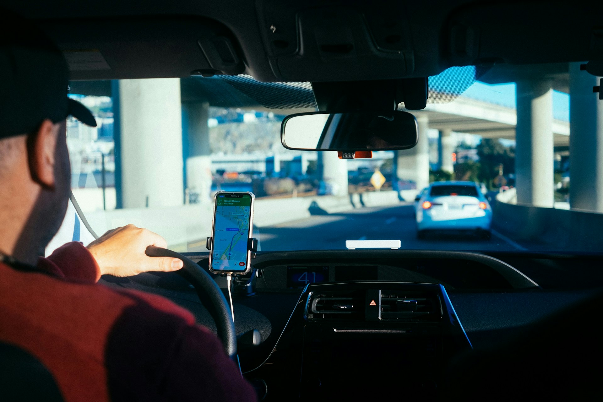 傑可布表示司機的外貌與Uber應用程式上的照片一致,甚至在抵達時準確喊出他的名字,讓他完全放下戒心。(示意圖,paul-hanaoka/unsplash) 傑可布表示司機的外貌與Uber應用程式上的照片一致,甚至在抵達時準確喊出他的名字,讓他完全放下戒心。(示意圖,paul-hanaoka/unsplash)