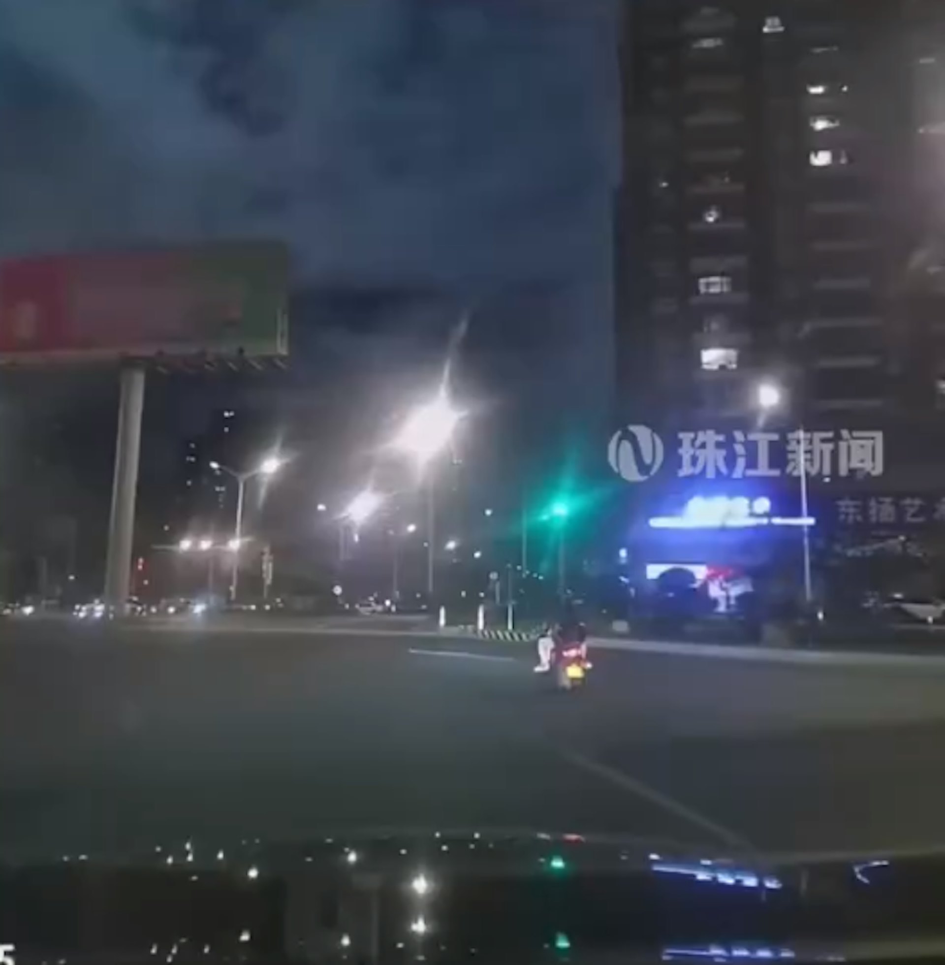 廣東茂名出現火流星點亮夜空。(影片截圖) 廣東茂名出現火流星點亮夜空。(影片截圖)