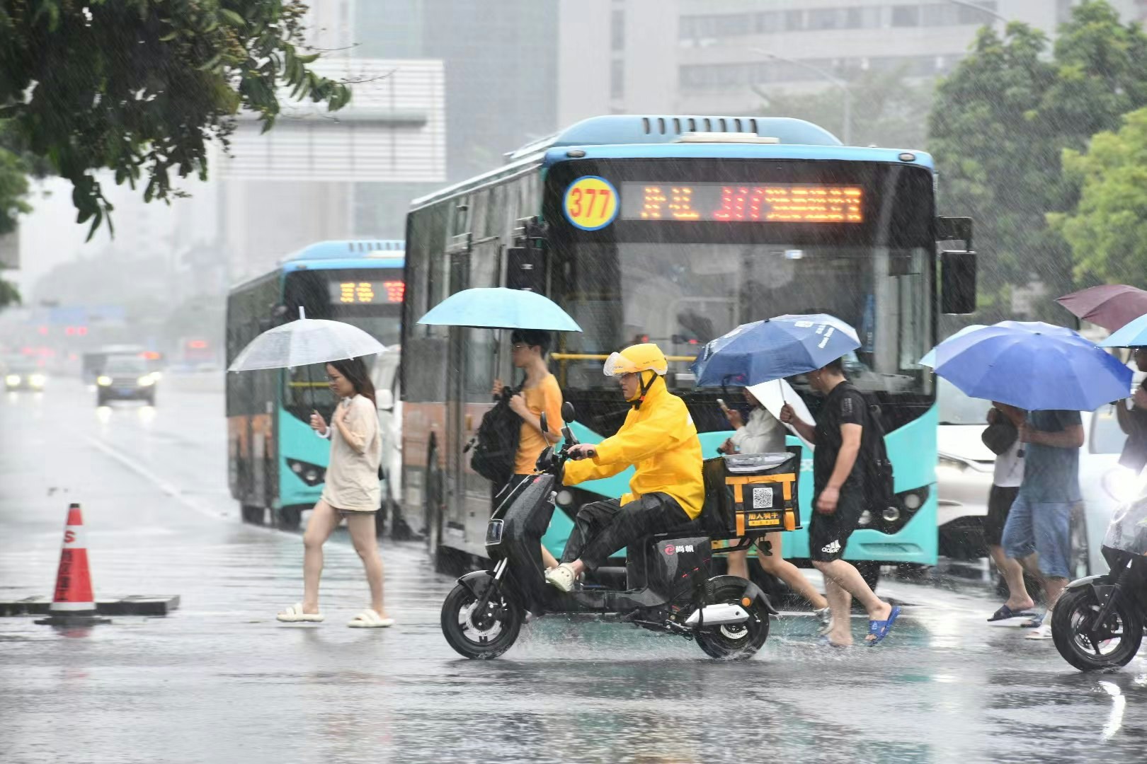 深圳龍舟水來襲 將出現暴雨+7級大風 會否影響端午節出行?