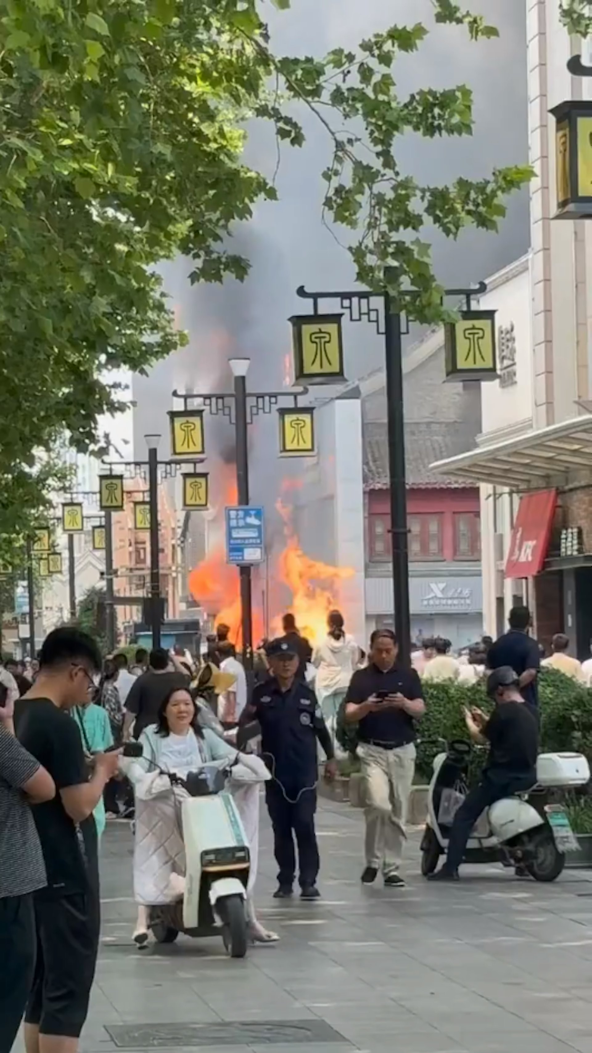 山東濟南有廣場突發爆炸。(影片截圖) 山東濟南有廣場突發爆炸。(影片截圖)