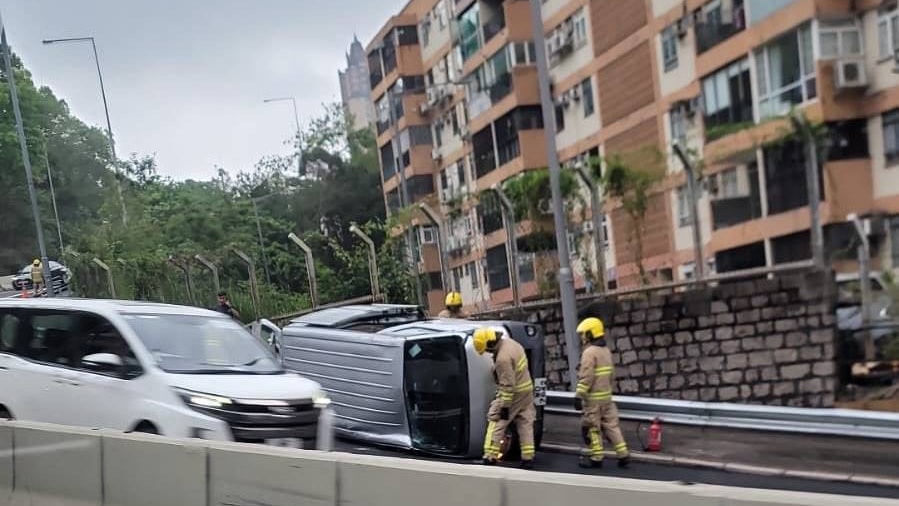 九龍塘窩打老道客貨車疑自炒翻側 司機乘客自行爬出 送院治理 九龍塘窩打老道客貨車疑自炒翻側 司機乘客自行爬出 送院治理