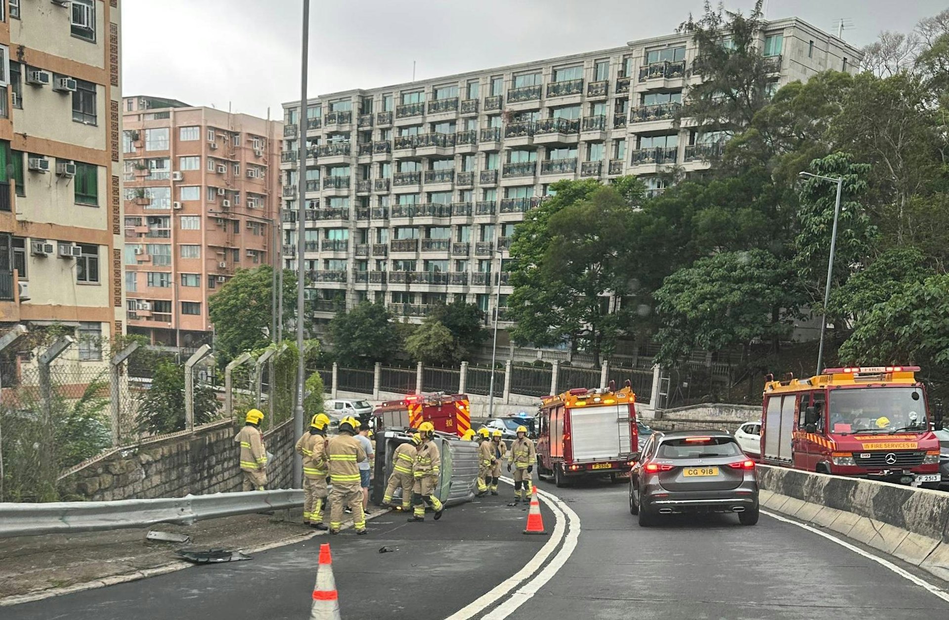 一輛客貨車自炒翻側,多名消防員在場施援。(facebook/車cam L(香港群組)Bosco Chu ) 一輛客貨車自炒翻側,多名消防員在場施援。(facebook/車cam L(香港群組)Bosco Chu )