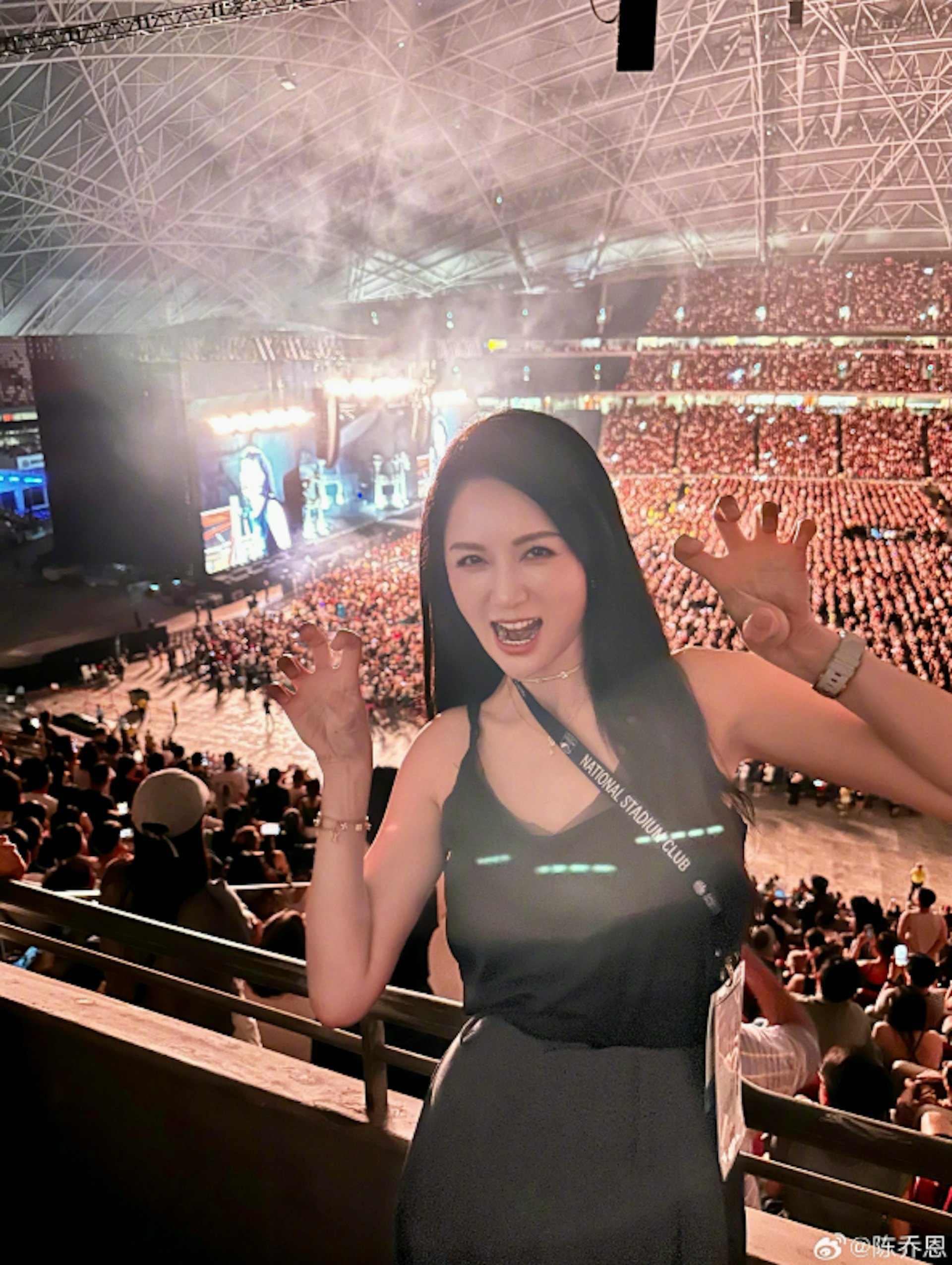 陳喬恩早前到新加坡朝聖Lady Gaga演唱會(微博@陳喬恩) 陳喬恩早前到新加坡朝聖Lady Gaga演唱會(微博@陳喬恩)