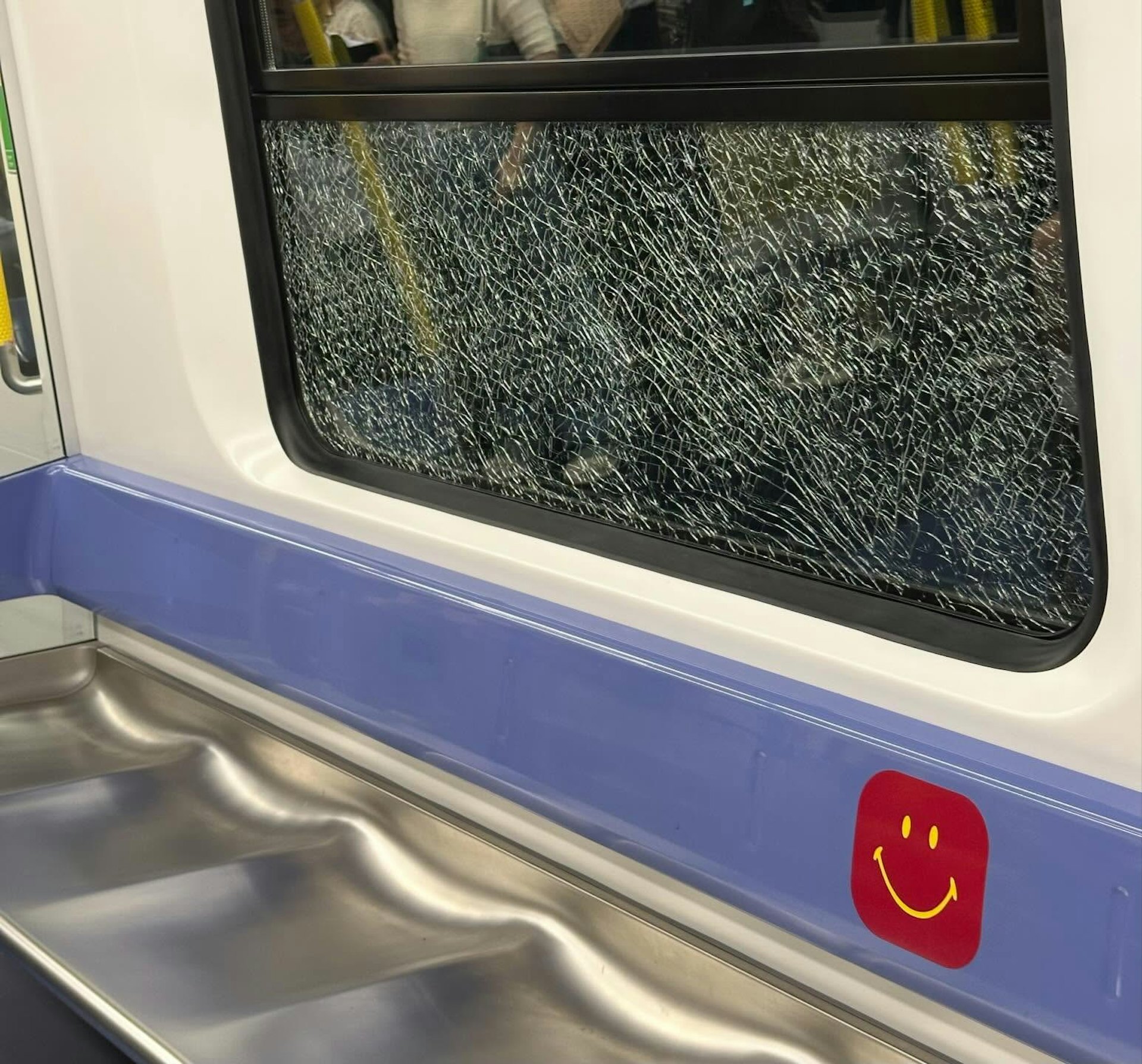 有網民拍得一列港鐵列車車窗在行駛時破裂。(threads@jwasabi1999) 有網民拍得一列港鐵列車車窗在行駛時破裂。(threads@jwasabi1999)
