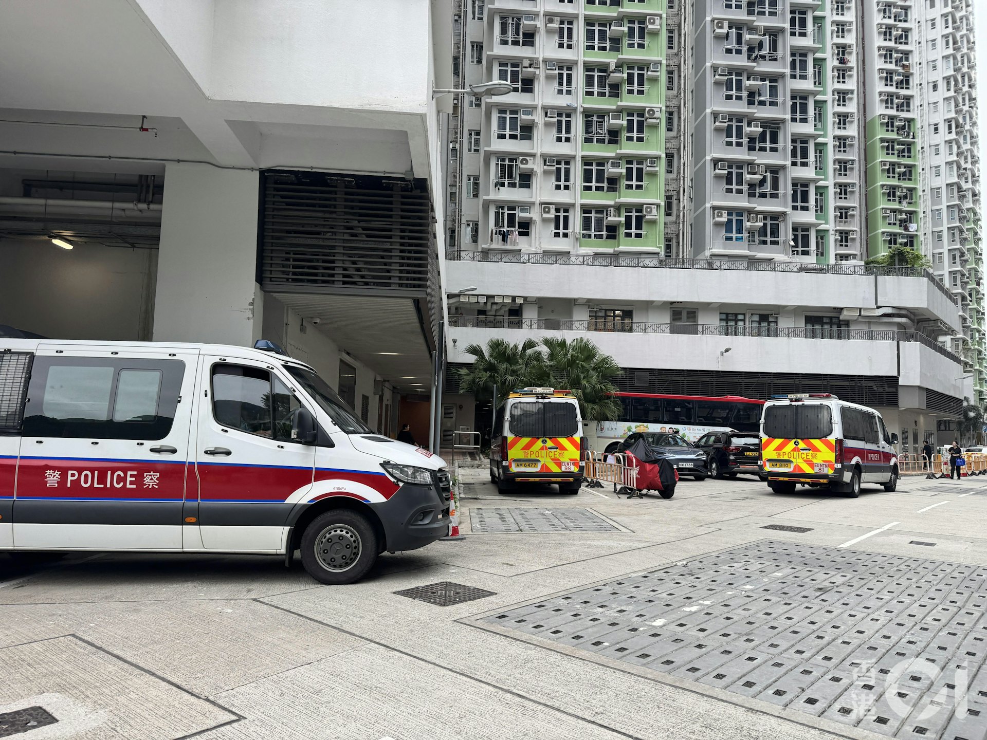 屯門菁田邨菁信樓有兩男女發現受傷。(蔡正邦攝)