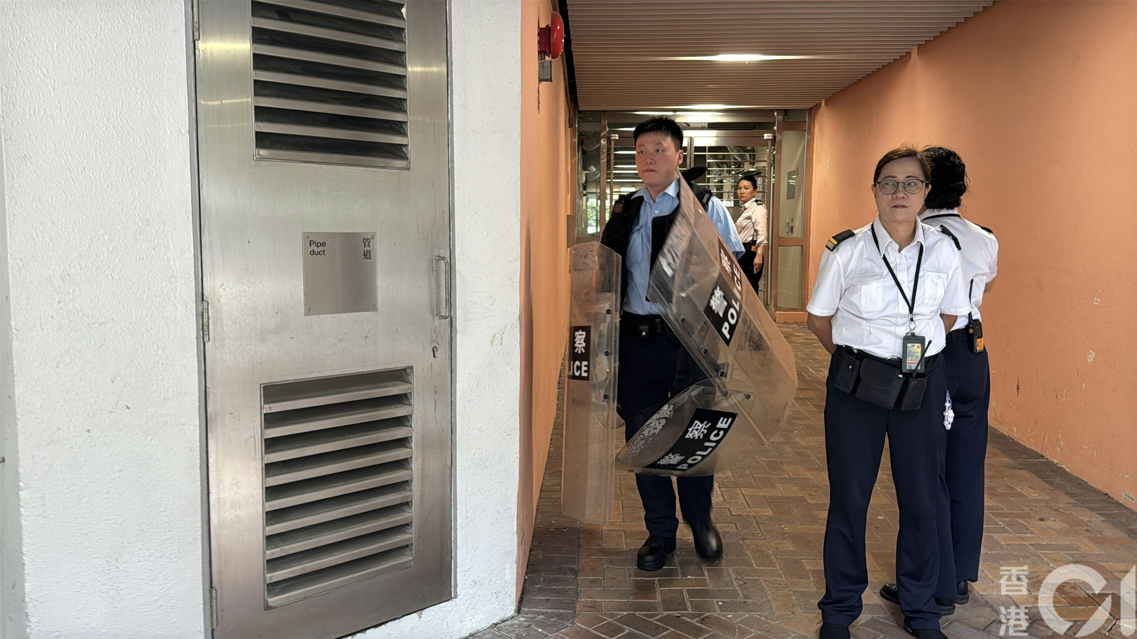 警員持盾到場調查。（蔡正邦攝）