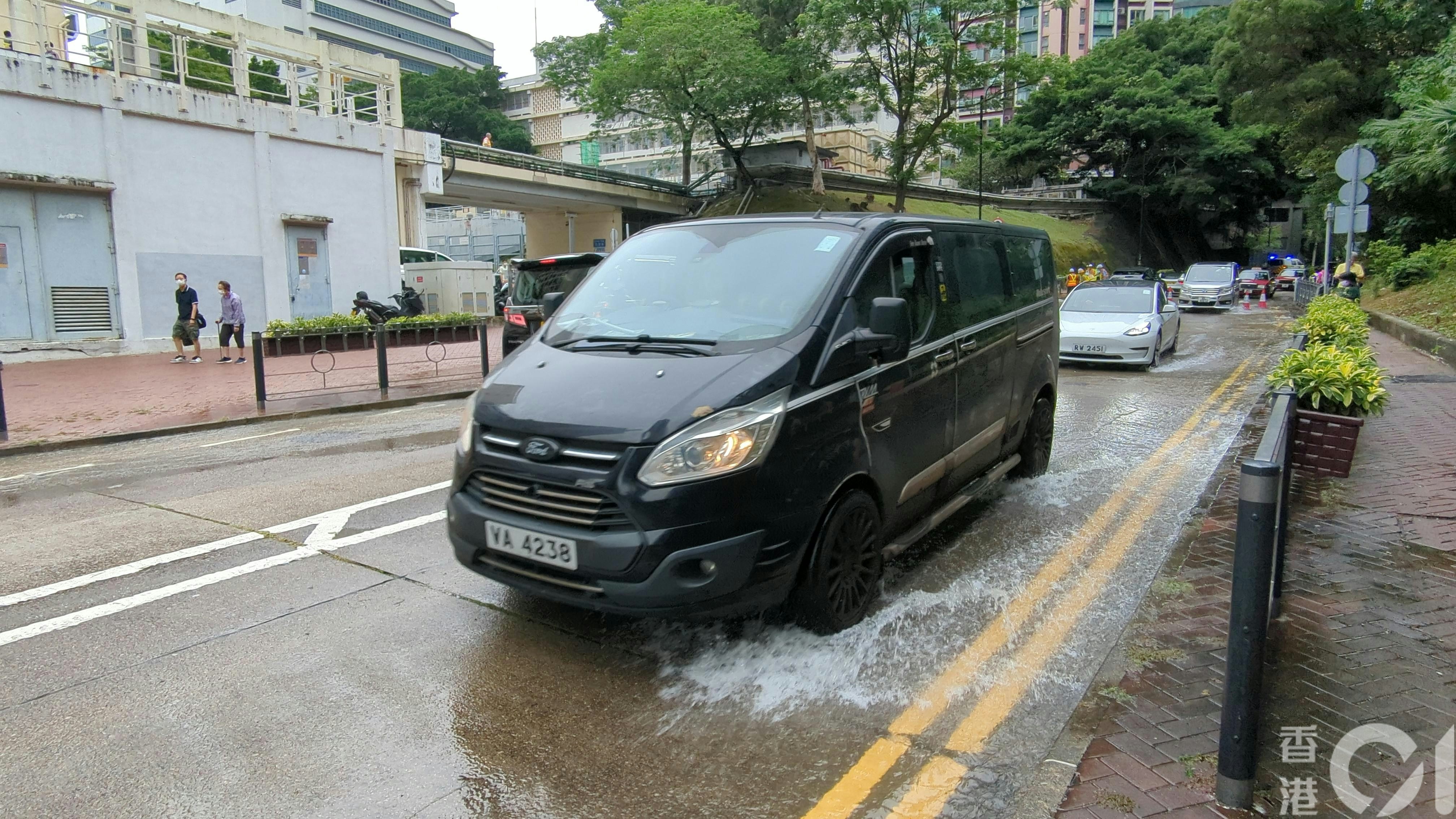 衛理道伊利沙伯醫院對開爆水管，路邊有積水。（黃偉民攝）