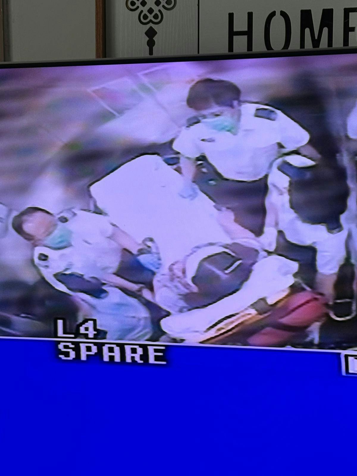 社交平台流傳救護員將何太送院的圖片。（網民David Li圖片）