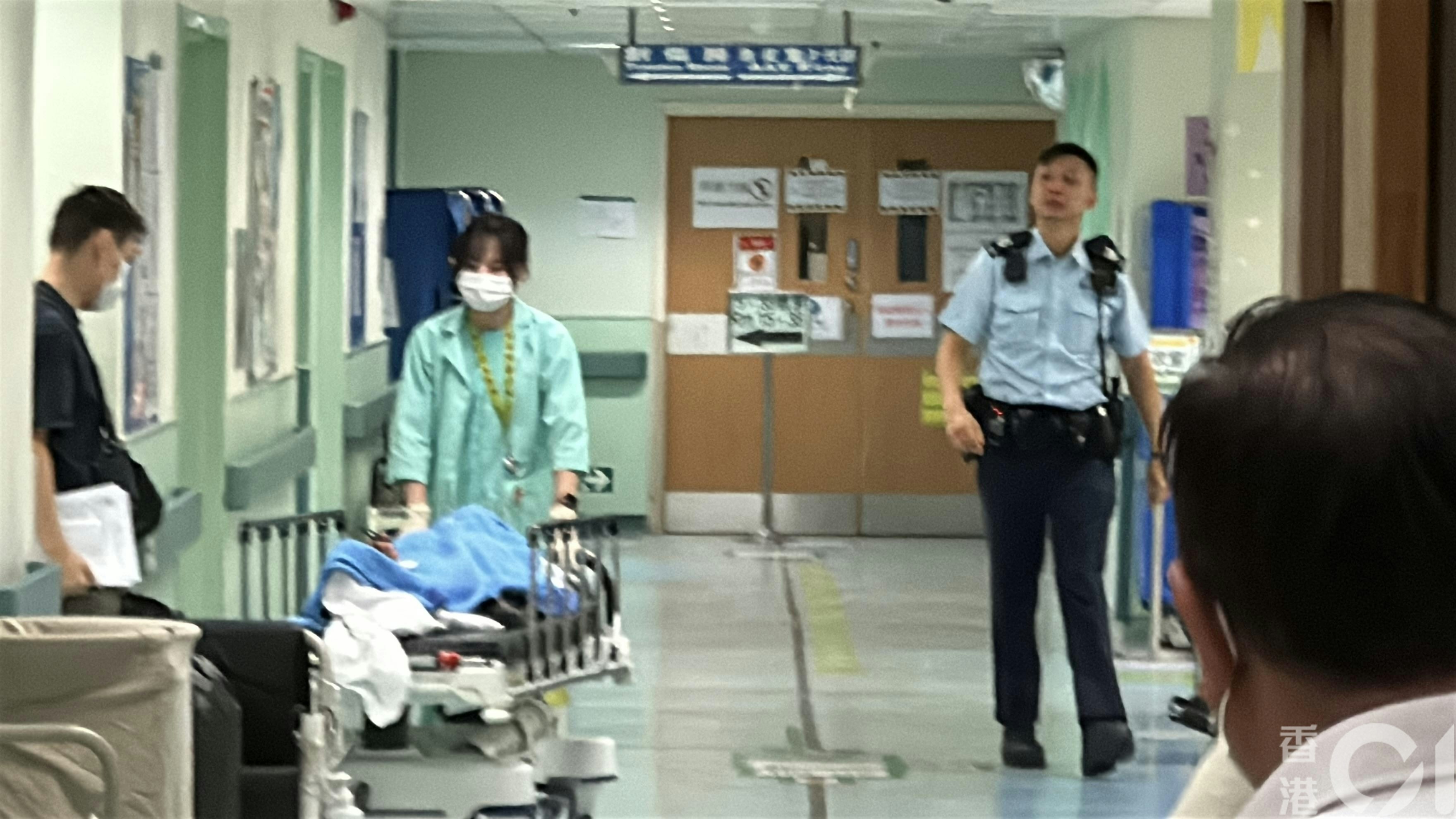 傷者在警員陪下照X光檢查。（黃學潤攝）