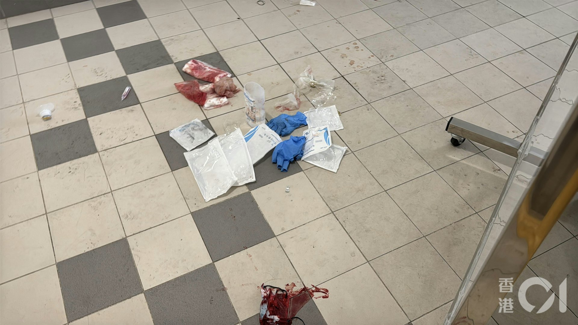 何伯何太爭執期間,何伯取出一把萬用摺刀,何太後腦被刀傷兩吋傷口流血,何太則用口咬何伯左手手指。現場可見,案發走廊遺下染血敷料及口罩。(蔡正邦攝)