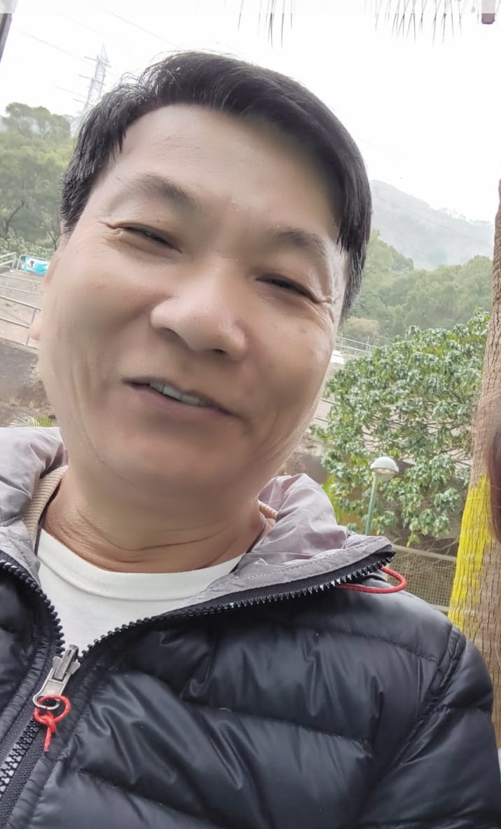 李耀明身高約1.67米，體重約75公斤，中等身材，圓面型，黃皮膚及蓄短黑髮。他最後露面時身穿黑色外套、灰色長褲及黑色波鞋。（警方提供）