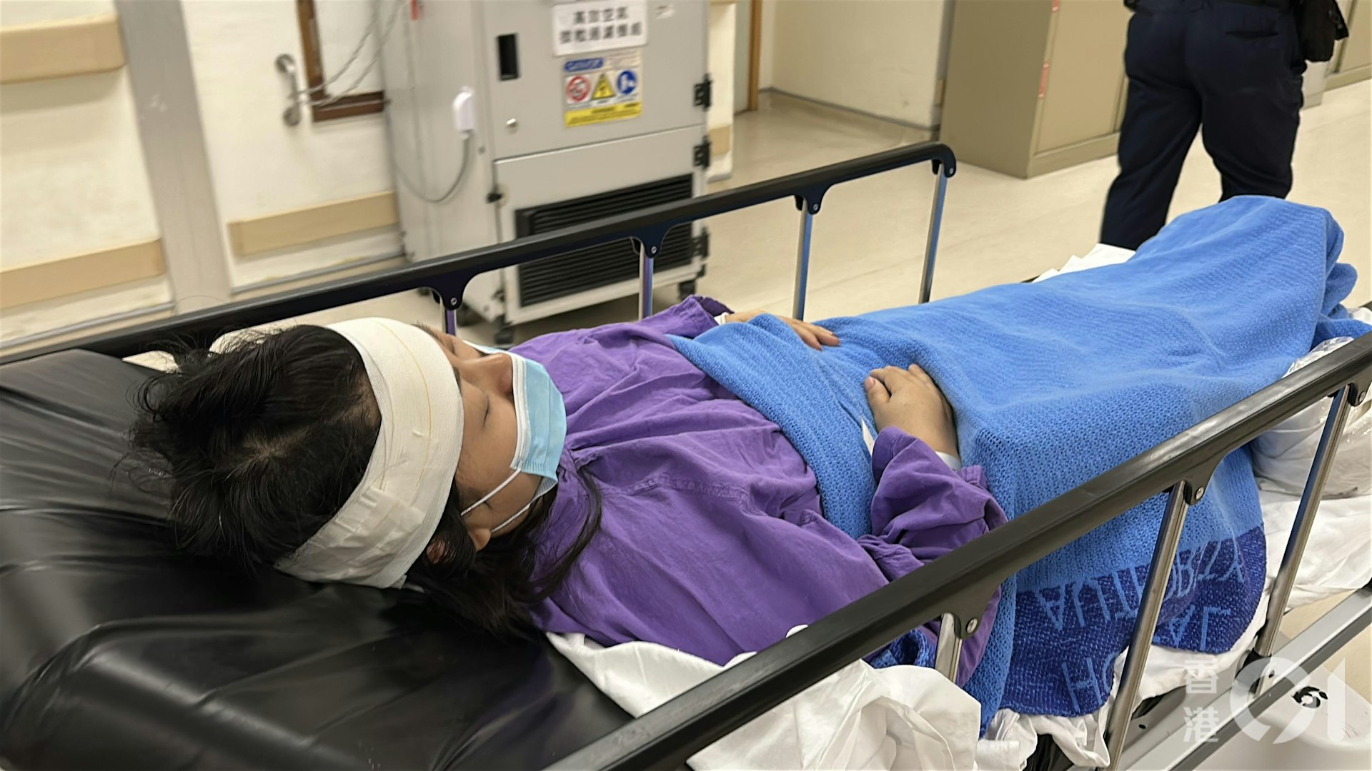 何太後腦受傷流血。(黃學潤攝)