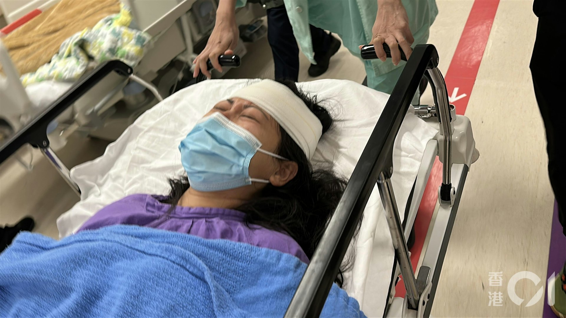 何太眼泛眼光憶述事發經過:「佢(何伯)想殺我,佢攞把刀喺後面襲擊我。」(黃學潤攝)