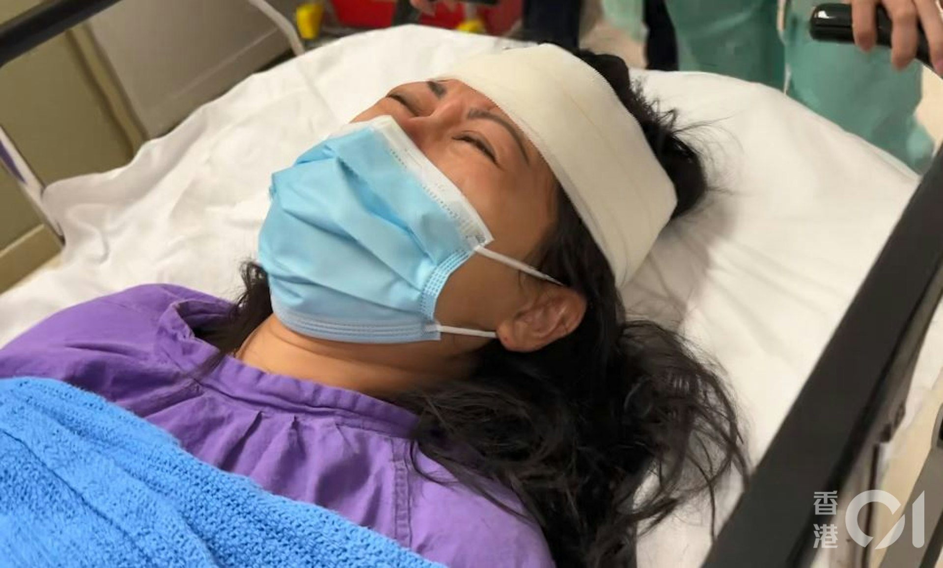 何太在醫院回應記者提問時哭訴:「我唔會原諒佢!我對你咁好, 你竟然傷我……」(黃學潤攝)