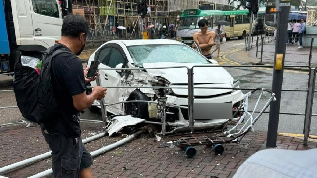 觀塘路口與貨車相撞　私家車猛撼鐵欄撞塌路牌　司機受傷