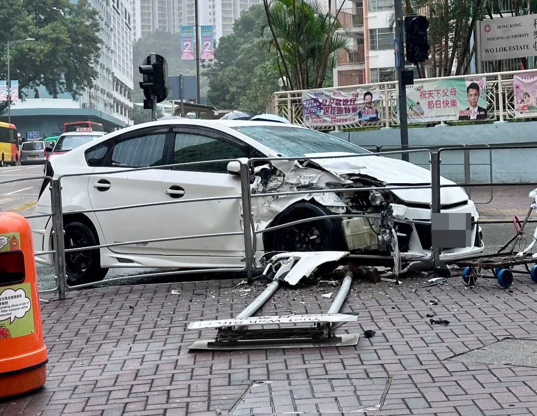 私家車與貨車相撞後，失控猛撼路邊鐵欄，撞塌路牌。（Facebook Hayden Wong）