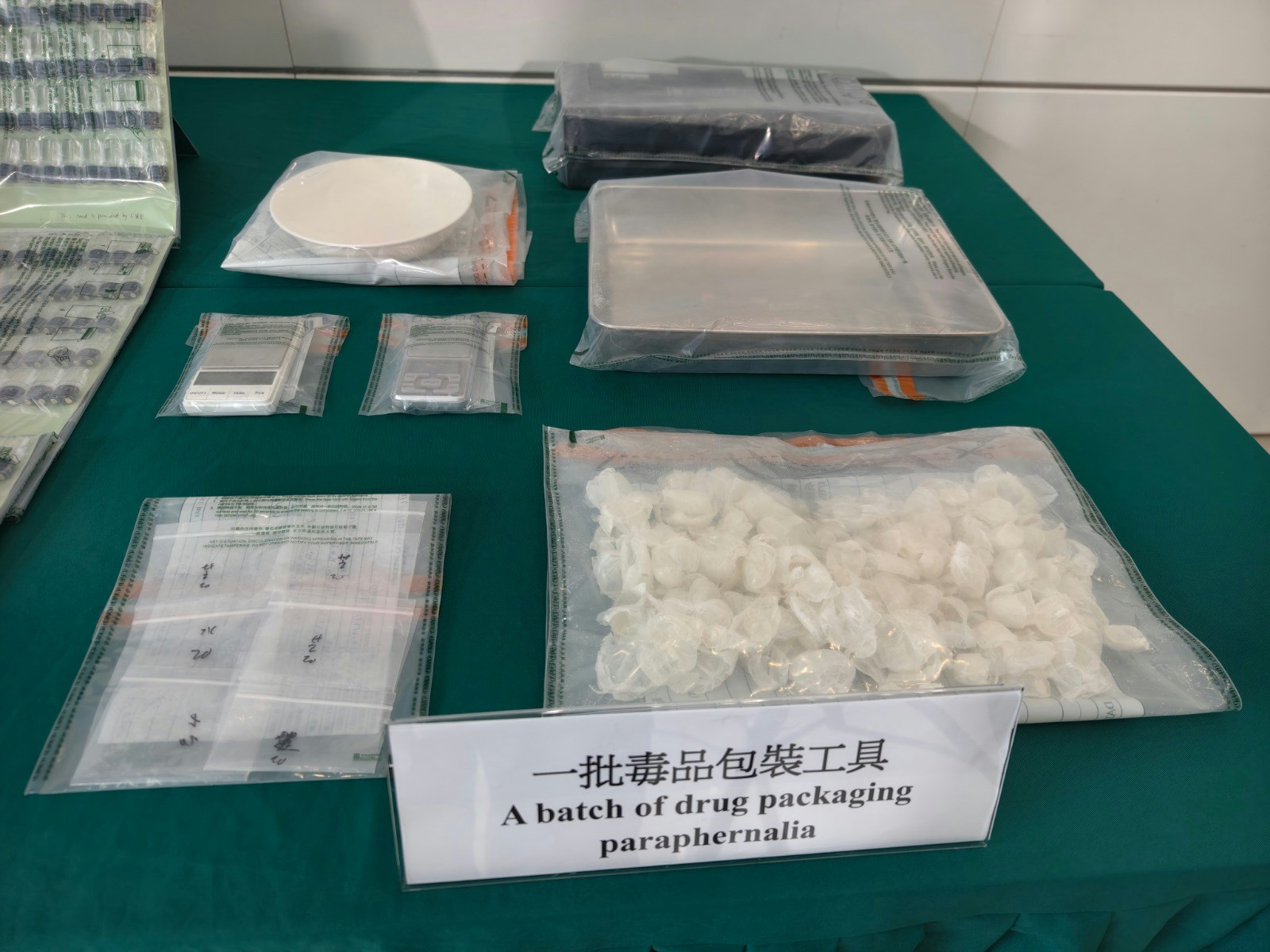 人員檢獲2公斤懷疑霹靂可卡因，654粒「太空油毒品」煙彈及一批毒品包裝工具，毒品總市值約260萬元。